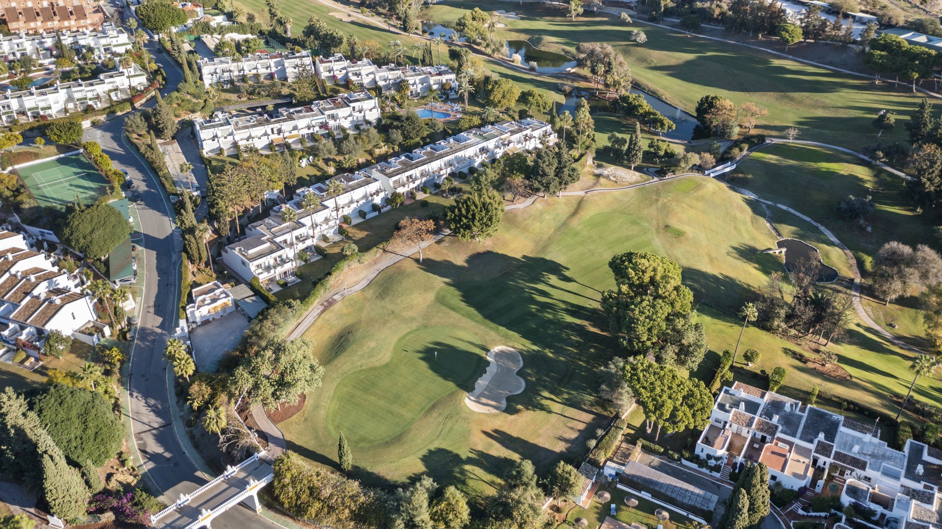 Casa adosada en urbanización cerrada y en primera línea de golf en el corazón de Nueva Andalucia