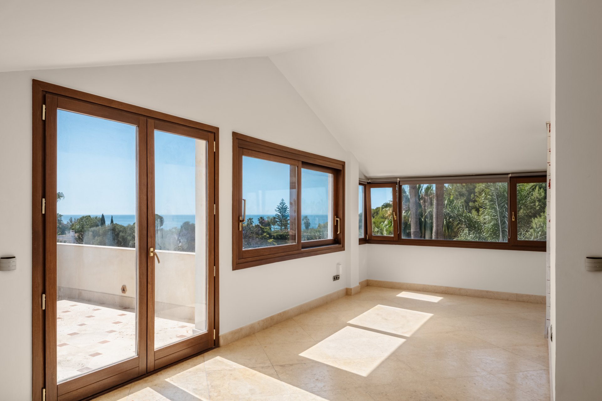 Large classic Andalusian style villa in the heart of the Golden Mile with many possibilities