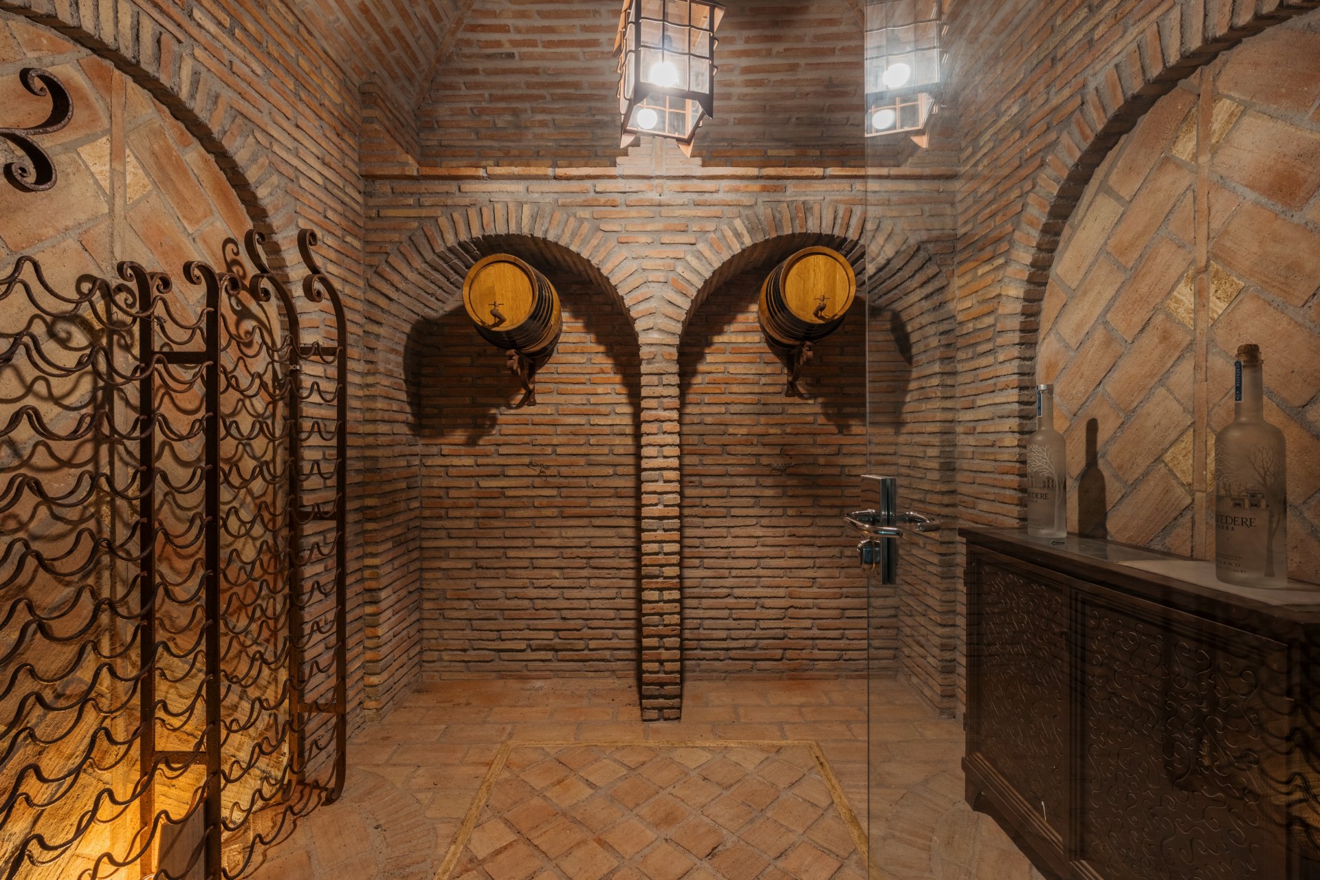 Large classic Andalusian style villa in the heart of the Golden Mile with many possibilities