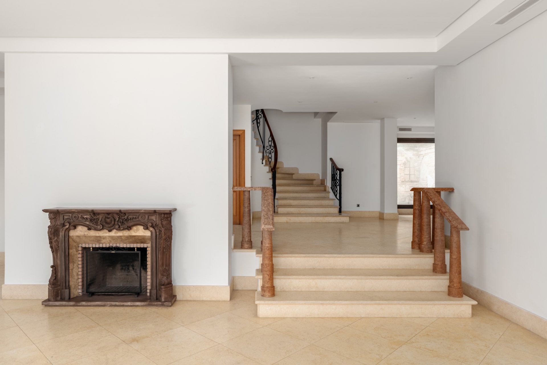 Large classic Andalusian style villa in the heart of the Golden Mile with many possibilities