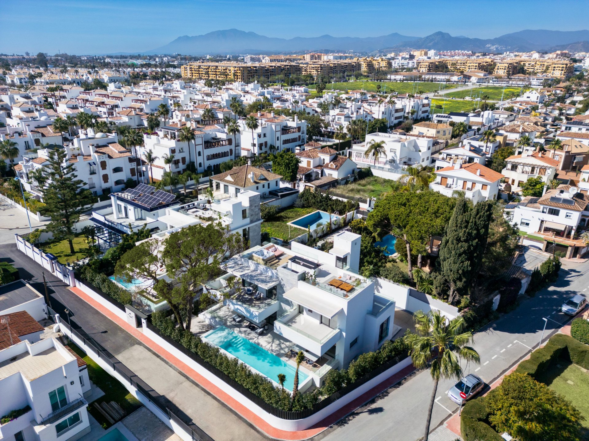 Contemporary luxury villa with exquisite finishes close to the sea in Cortijo Blanco Nueva Andalucia
