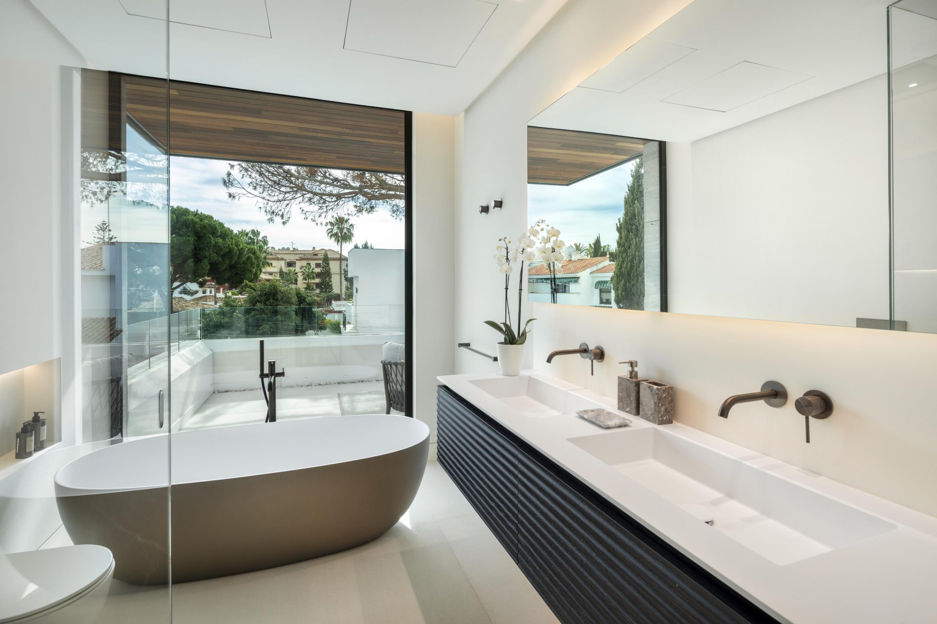 Contemporary luxury villa with exquisite finishes close to the sea in Cortijo Blanco Nueva Andalucia