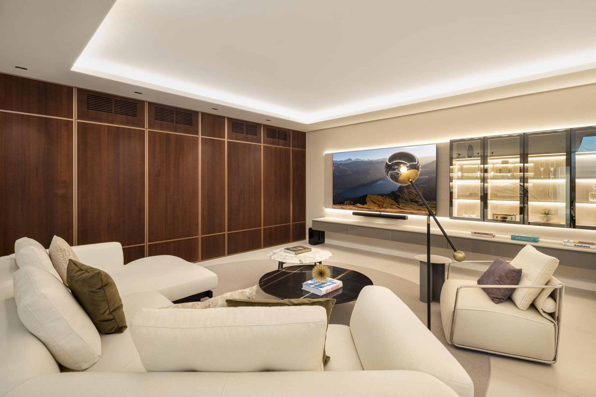 Contemporary luxury villa with exquisite finishes close to the sea in Cortijo Blanco Nueva Andalucia