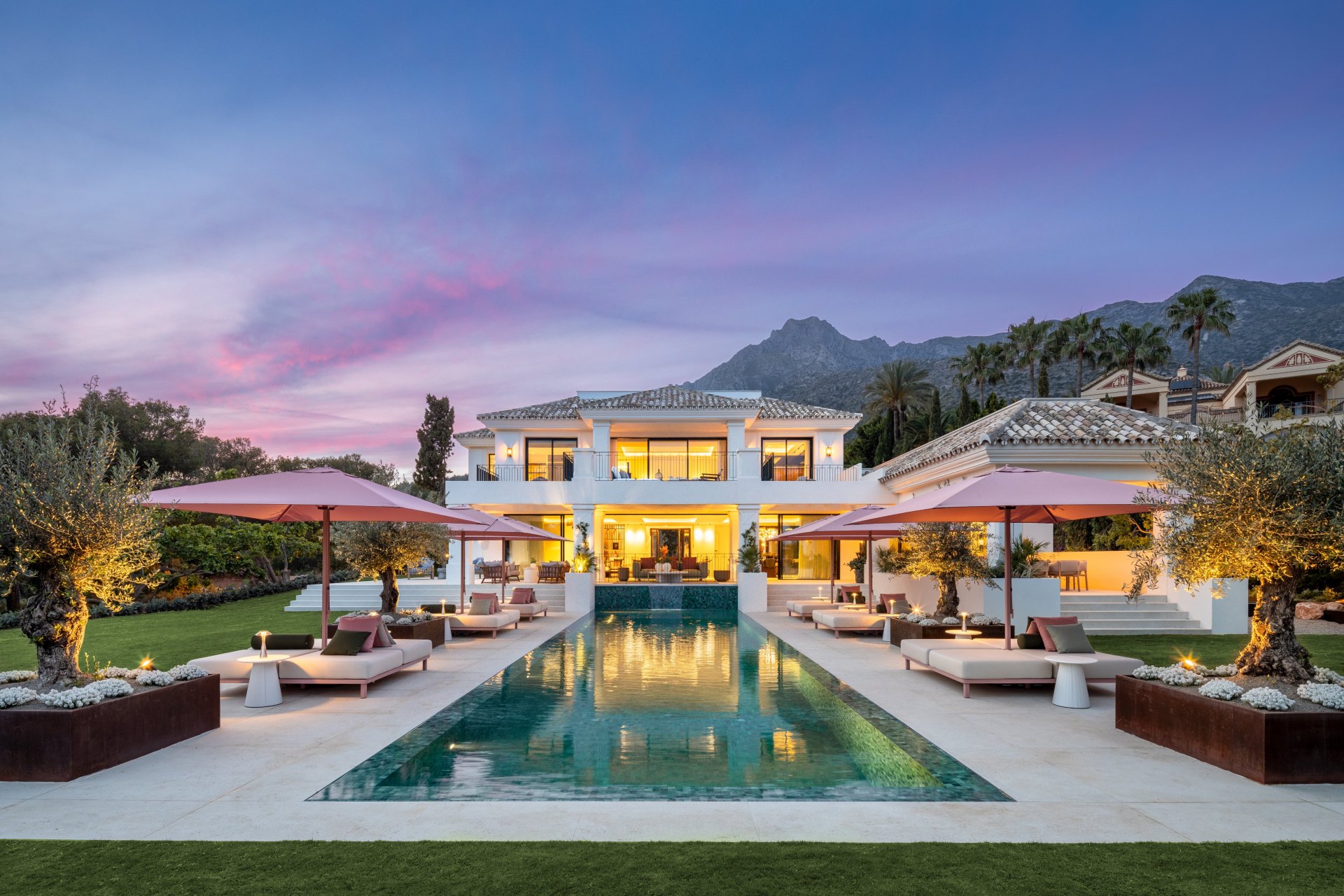 Elegante villa de estilo andaluz mediterráneo en Sierra Blanca, Milla de Oro, Marbella