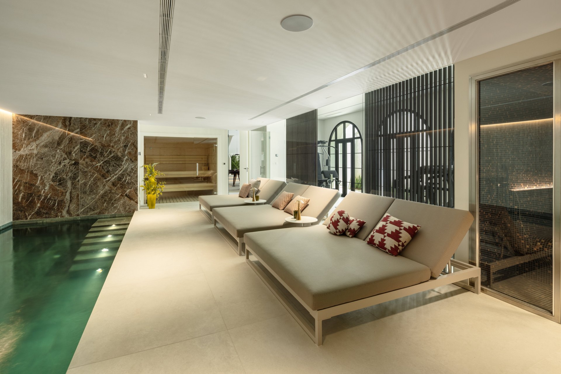 Elegante villa de estilo andaluz mediterráneo en Sierra Blanca, Milla de Oro, Marbella