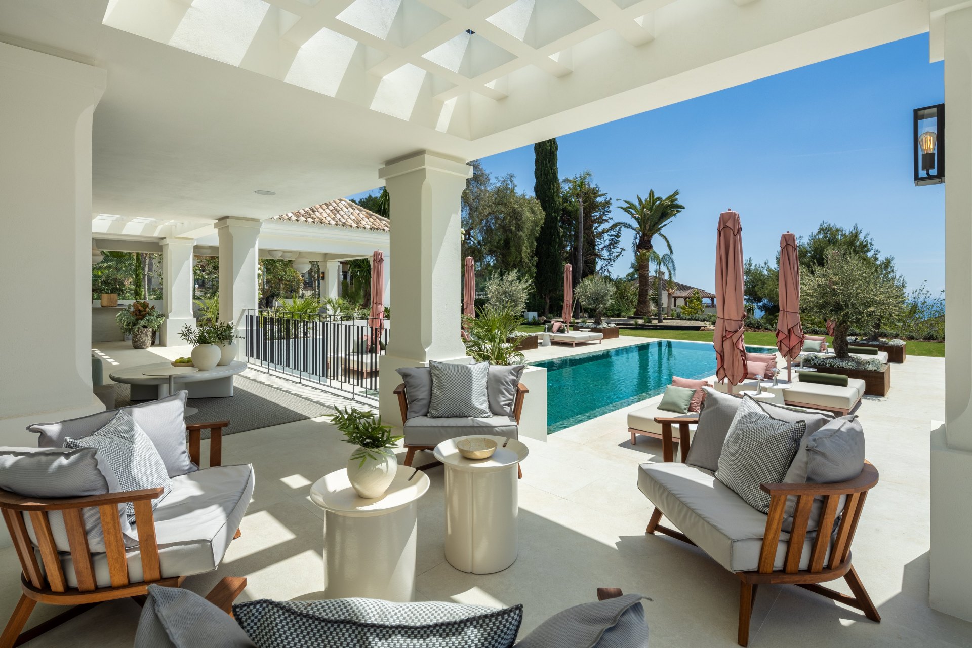 Elegante villa de estilo andaluz mediterráneo en Sierra Blanca, Milla de Oro, Marbella