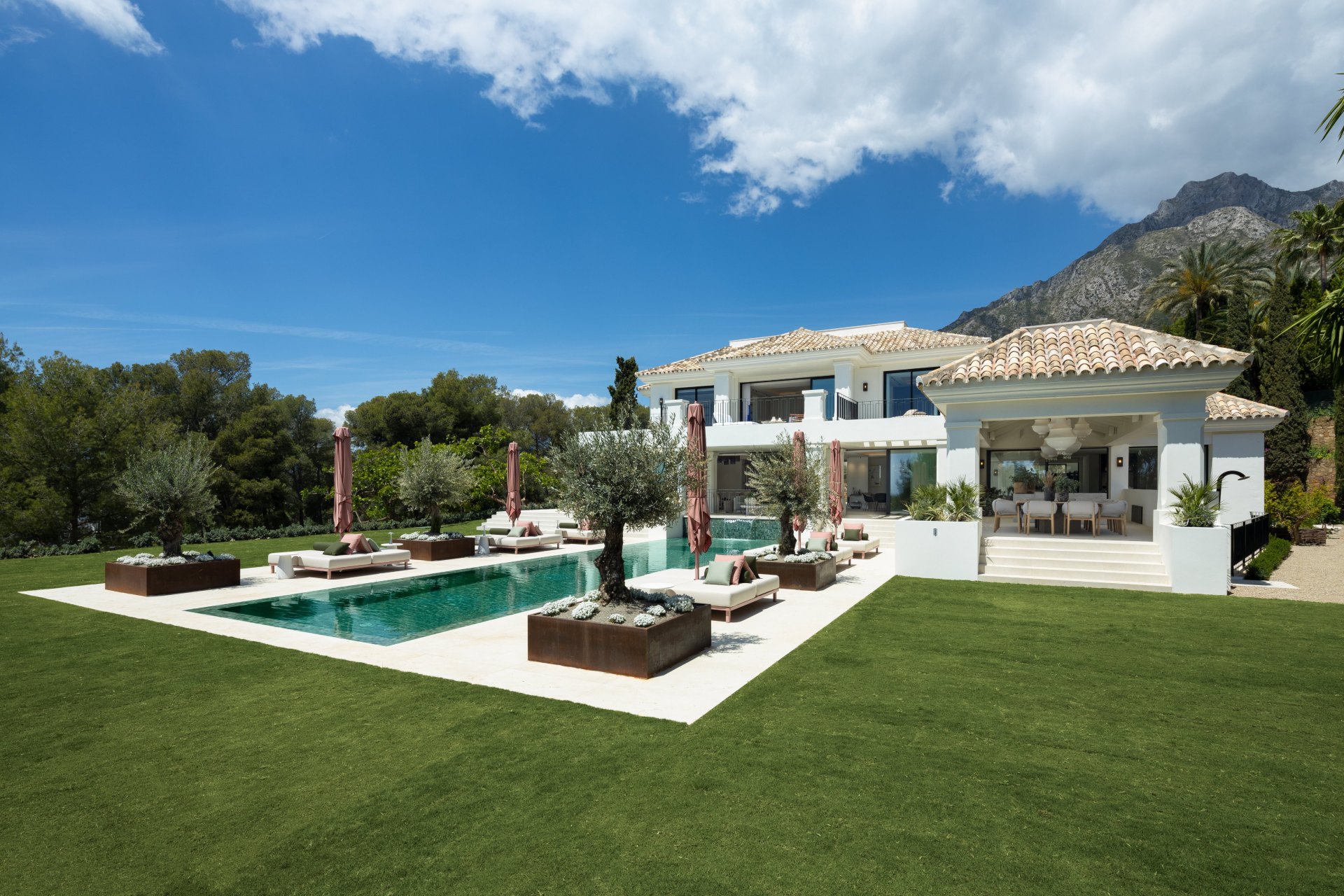 Elegante villa de estilo andaluz mediterráneo en Sierra Blanca, Milla de Oro, Marbella
