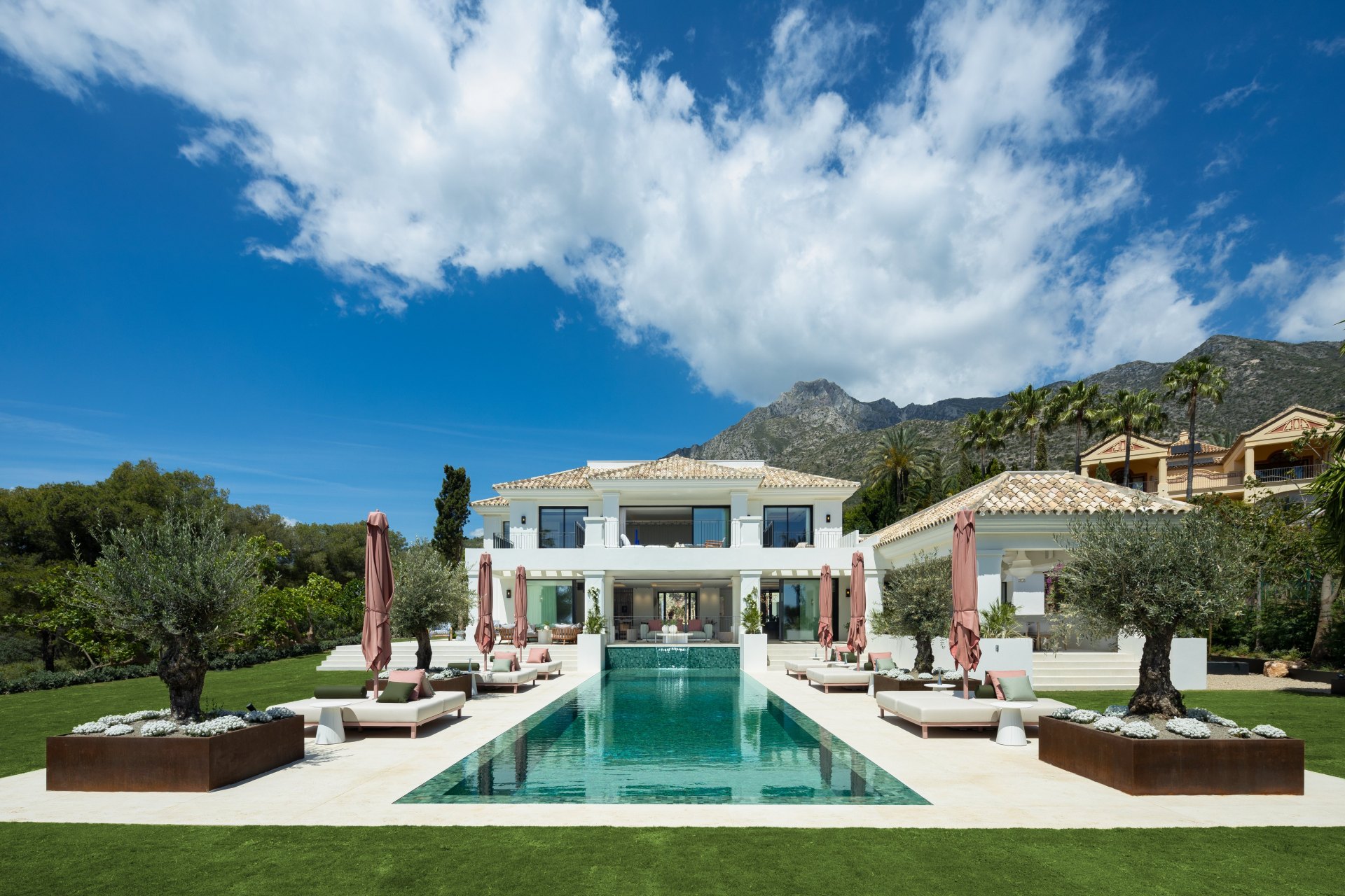 Elegante villa de estilo andaluz mediterráneo en Sierra Blanca, Milla de Oro, Marbella