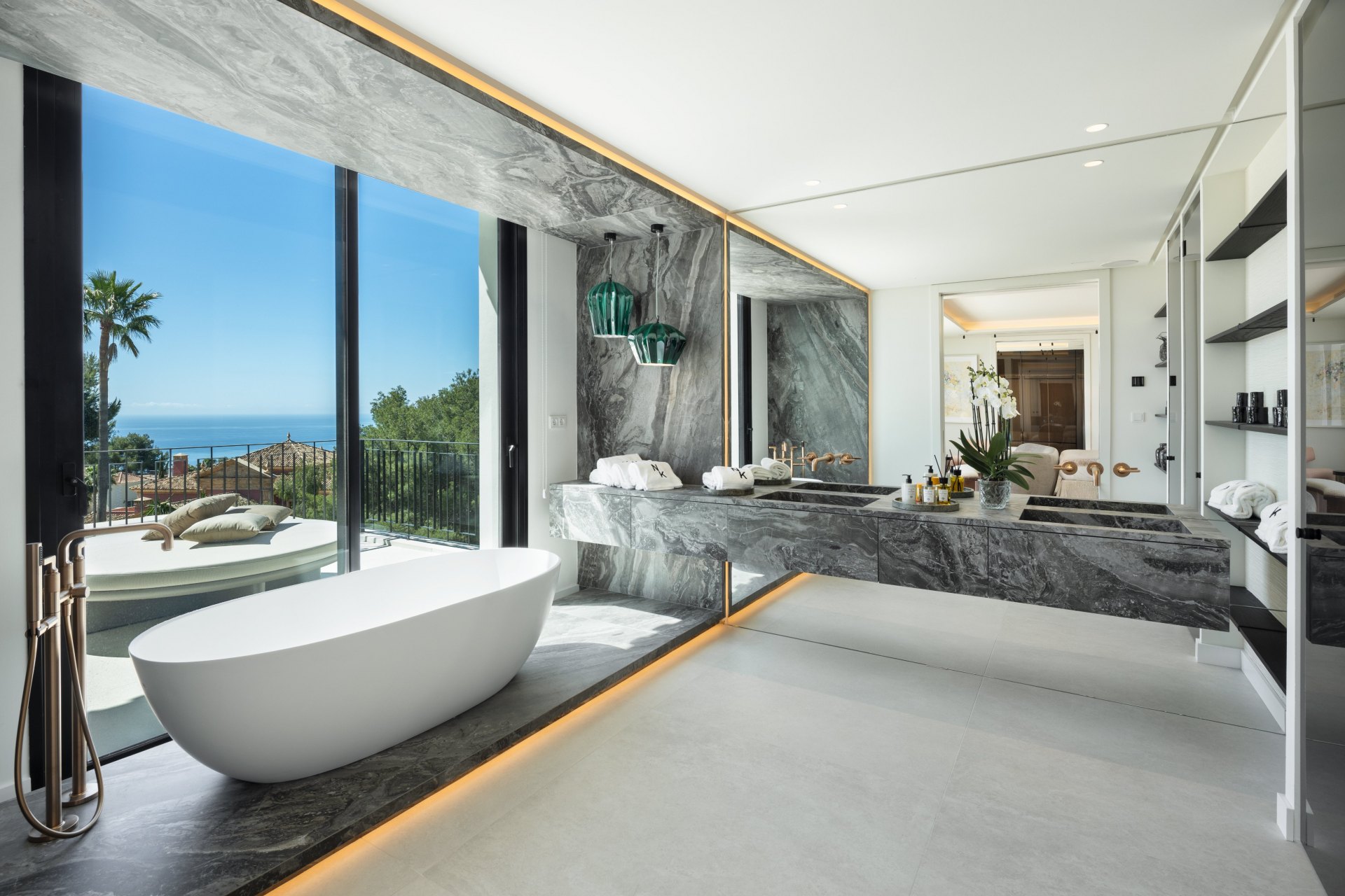 Elegante villa de estilo andaluz mediterráneo en Sierra Blanca, Milla de Oro, Marbella