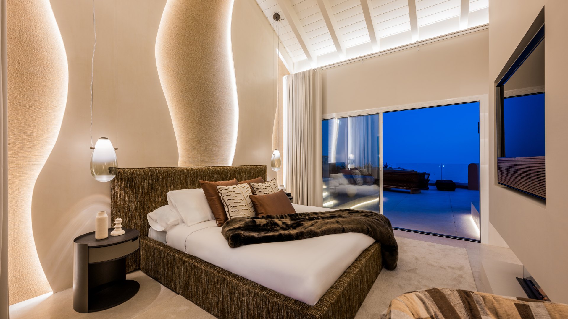 Distinguido ático dúplex en primera línea de playa en La Morera, Marbella Este y acceso directo al mar