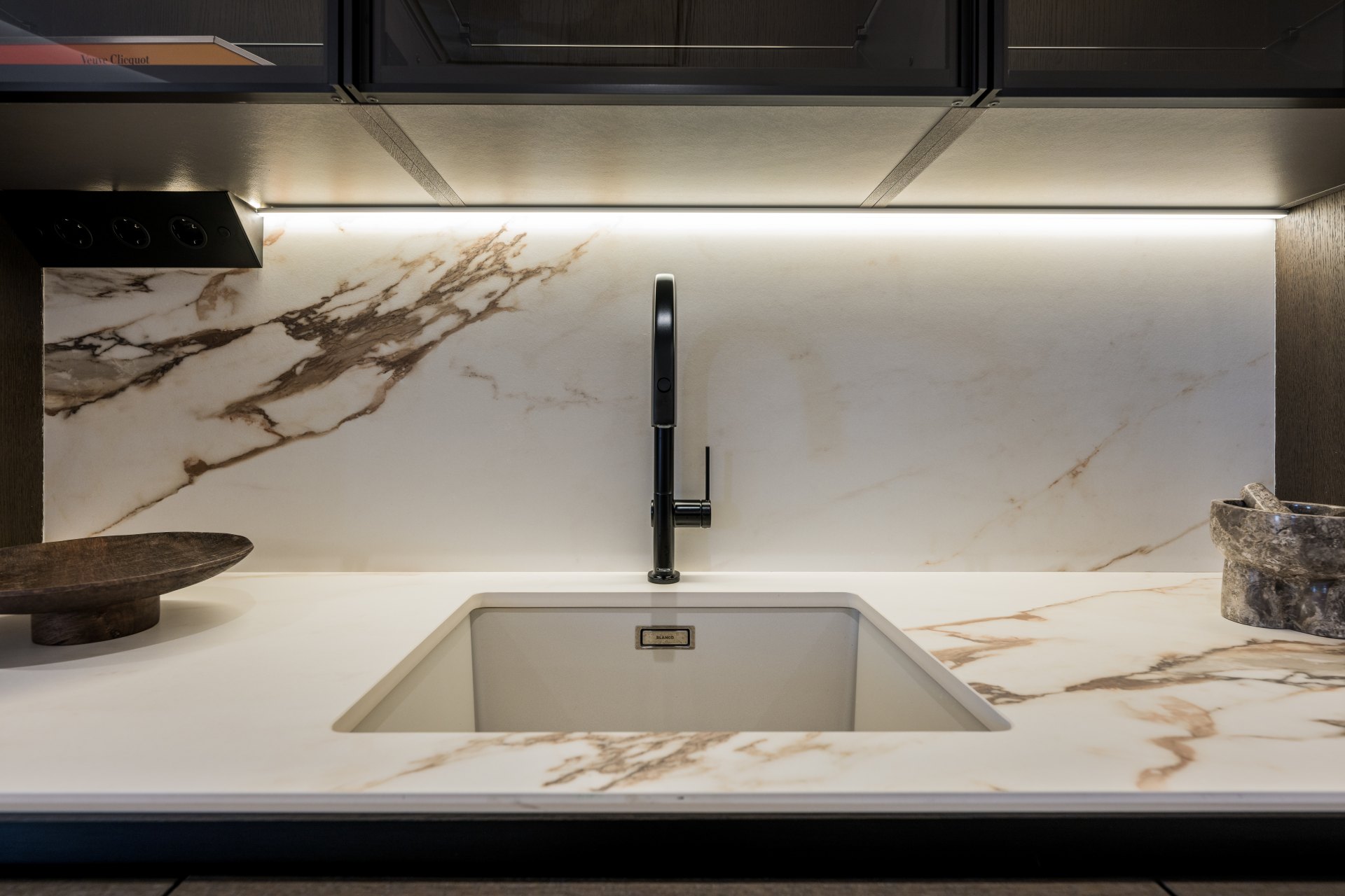 Distinguido ático dúplex en primera línea de playa en La Morera, Marbella Este y acceso directo al mar