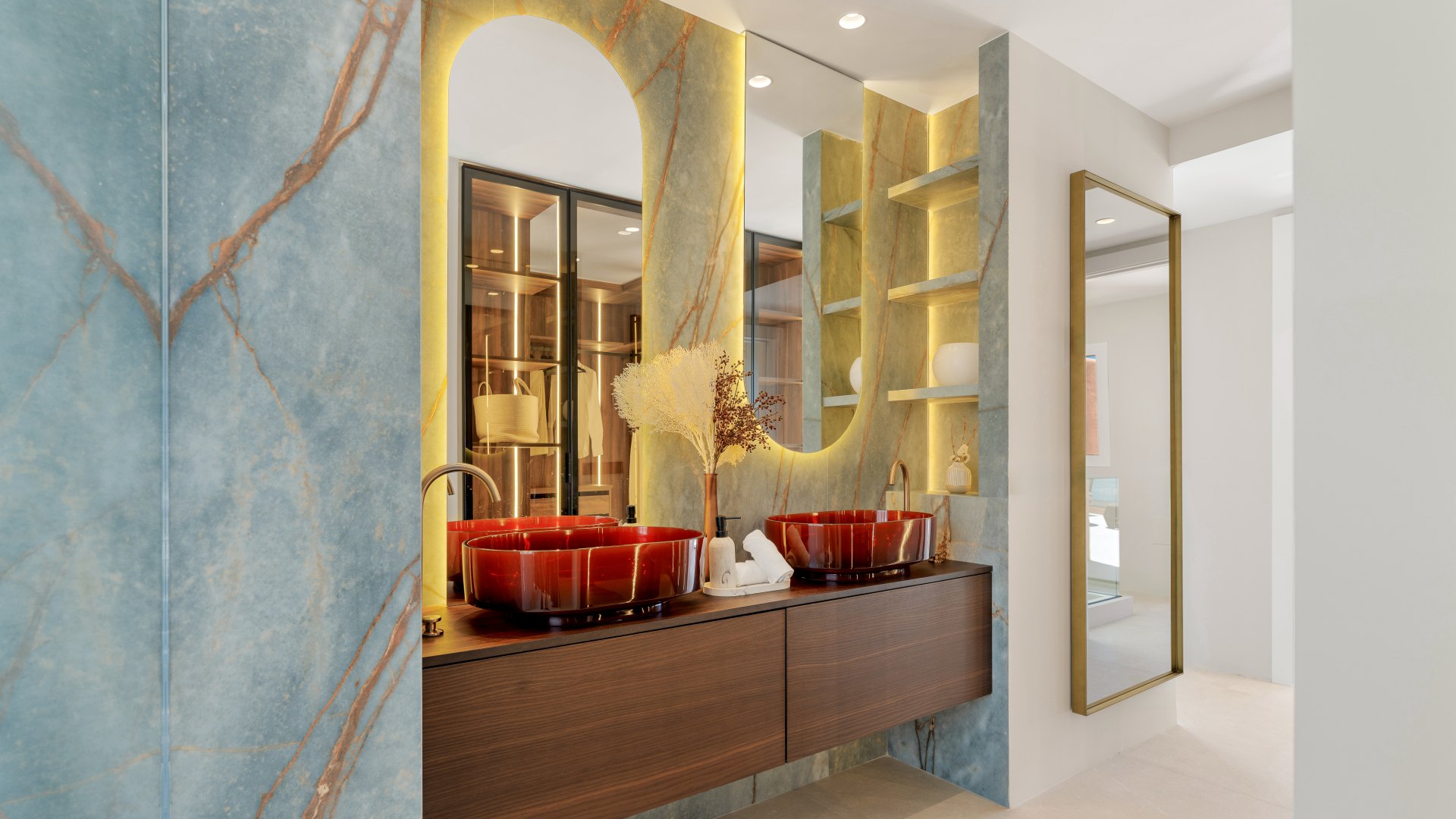 Distinguido ático dúplex en primera línea de playa en La Morera, Marbella Este y acceso directo al mar