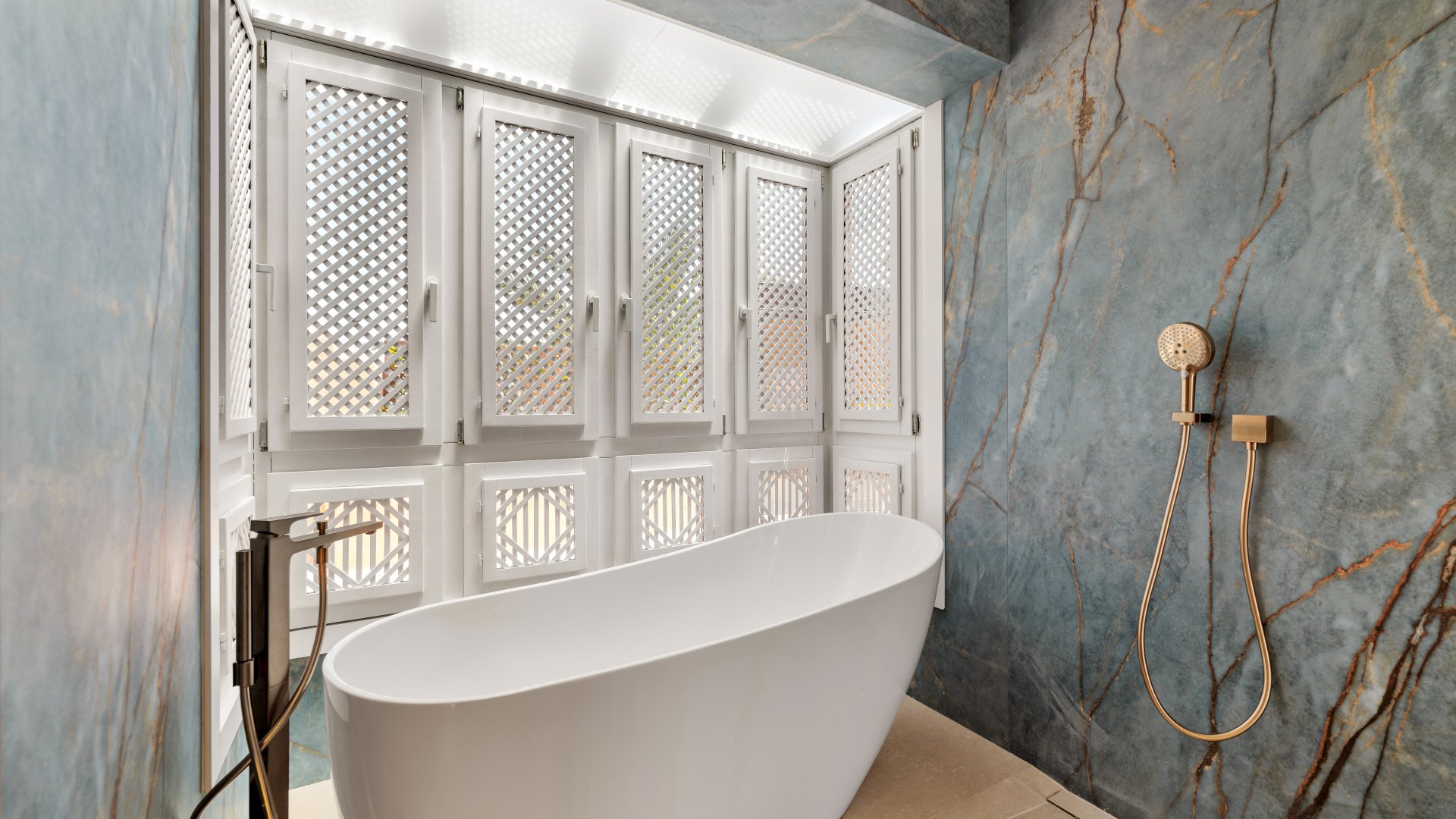 Distinguido ático dúplex en primera línea de playa en La Morera, Marbella Este y acceso directo al mar