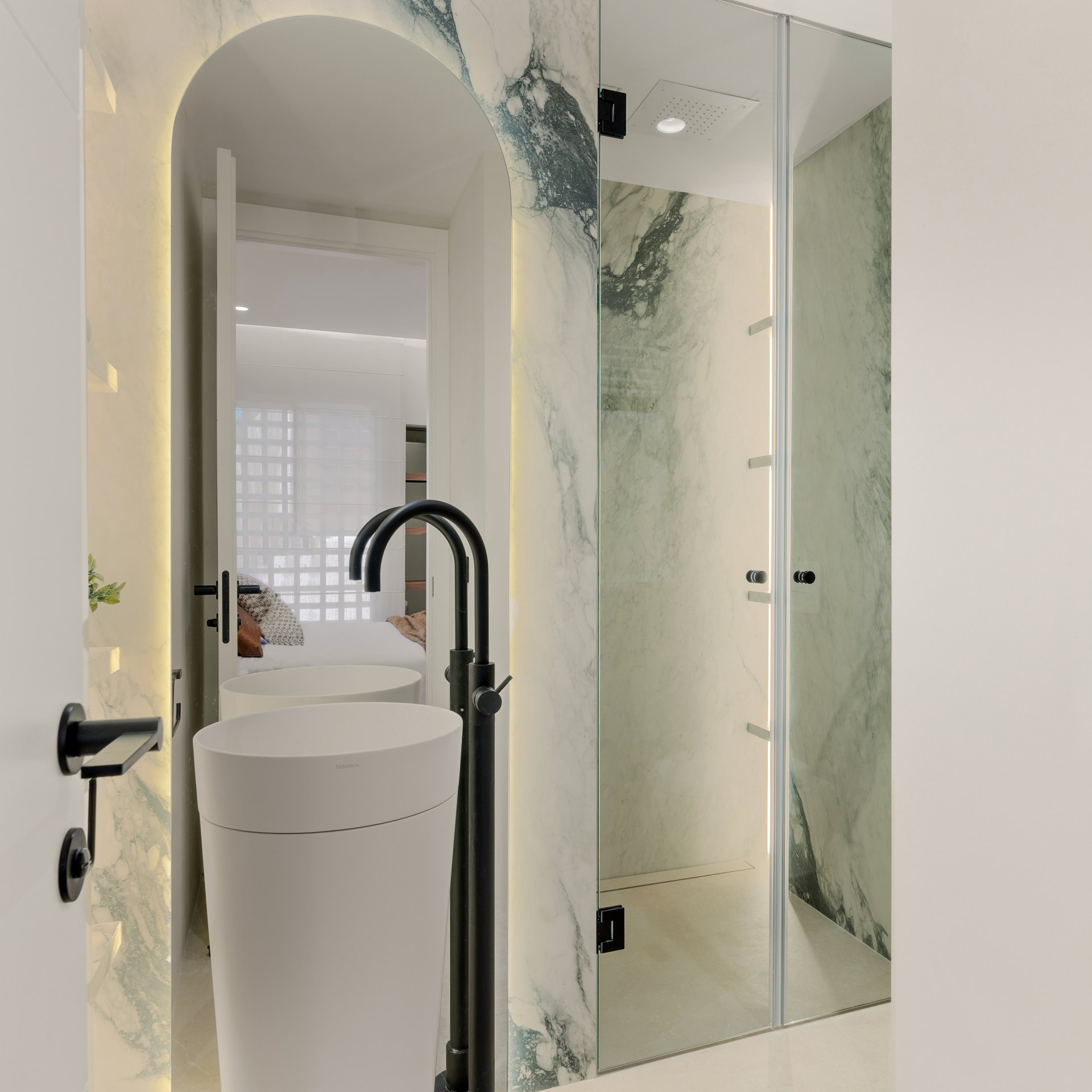 Distinguido ático dúplex en primera línea de playa en La Morera, Marbella Este y acceso directo al mar