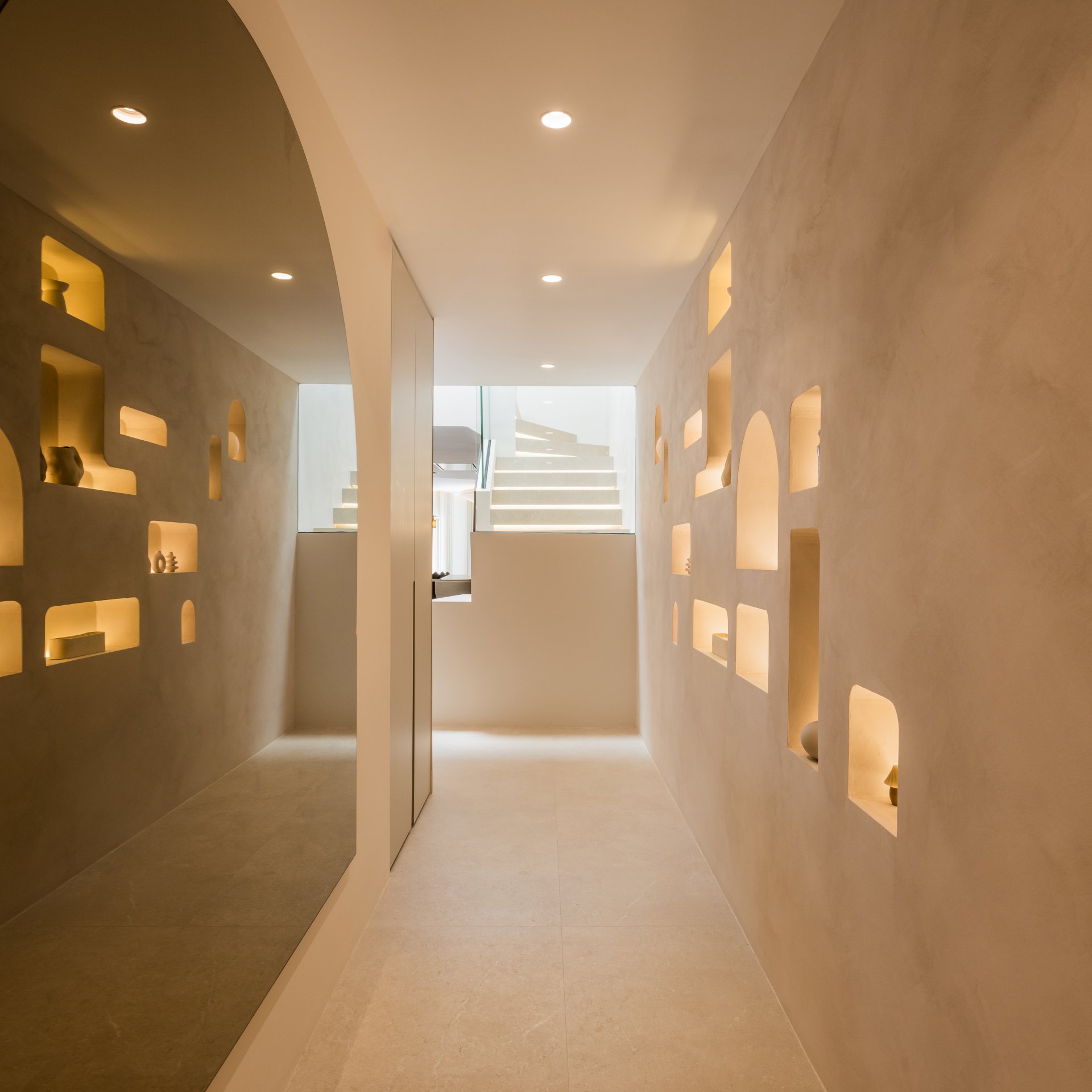 Distinguido ático dúplex en primera línea de playa en La Morera, Marbella Este y acceso directo al mar