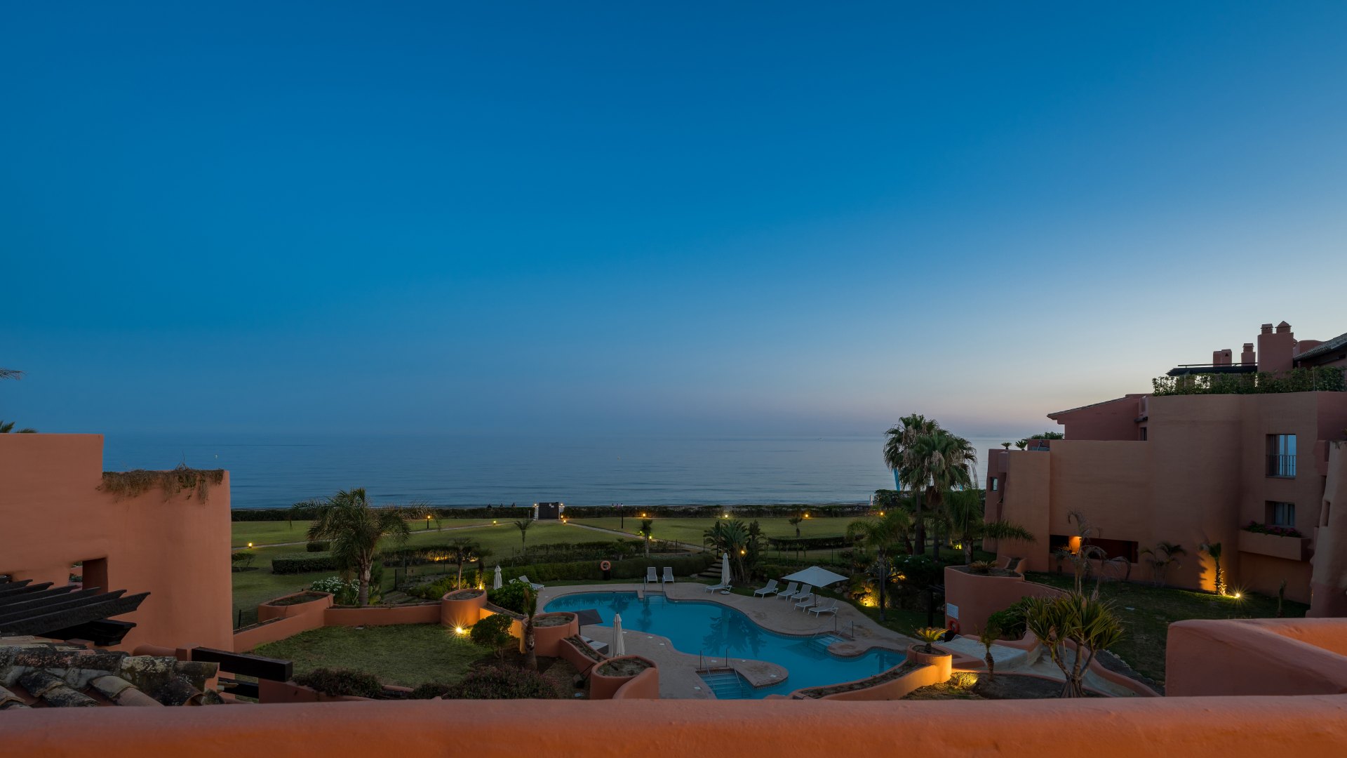 Distinguido ático dúplex en primera línea de playa en La Morera, Marbella Este y acceso directo al mar