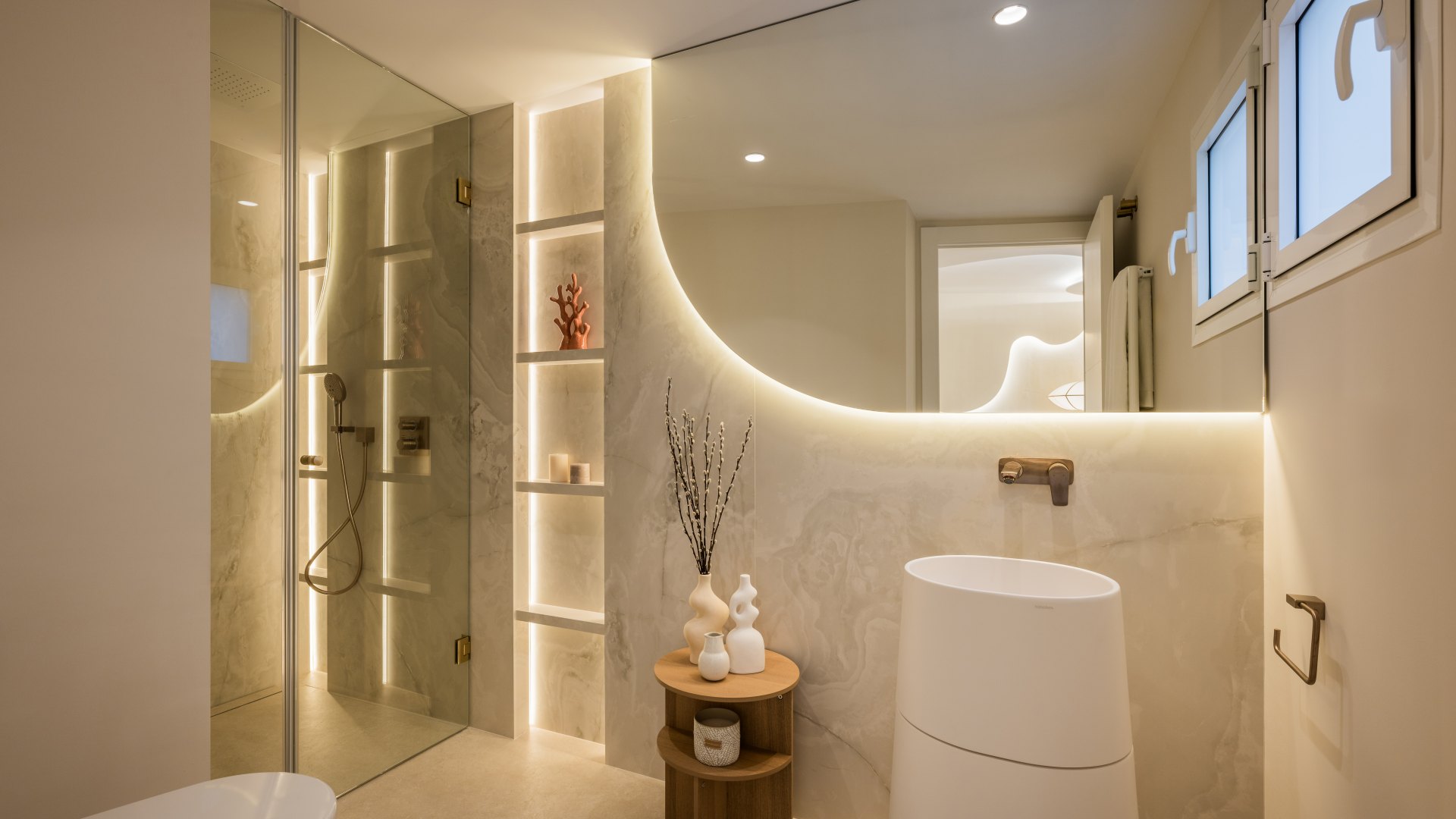 Distinguido ático dúplex en primera línea de playa en La Morera, Marbella Este y acceso directo al mar