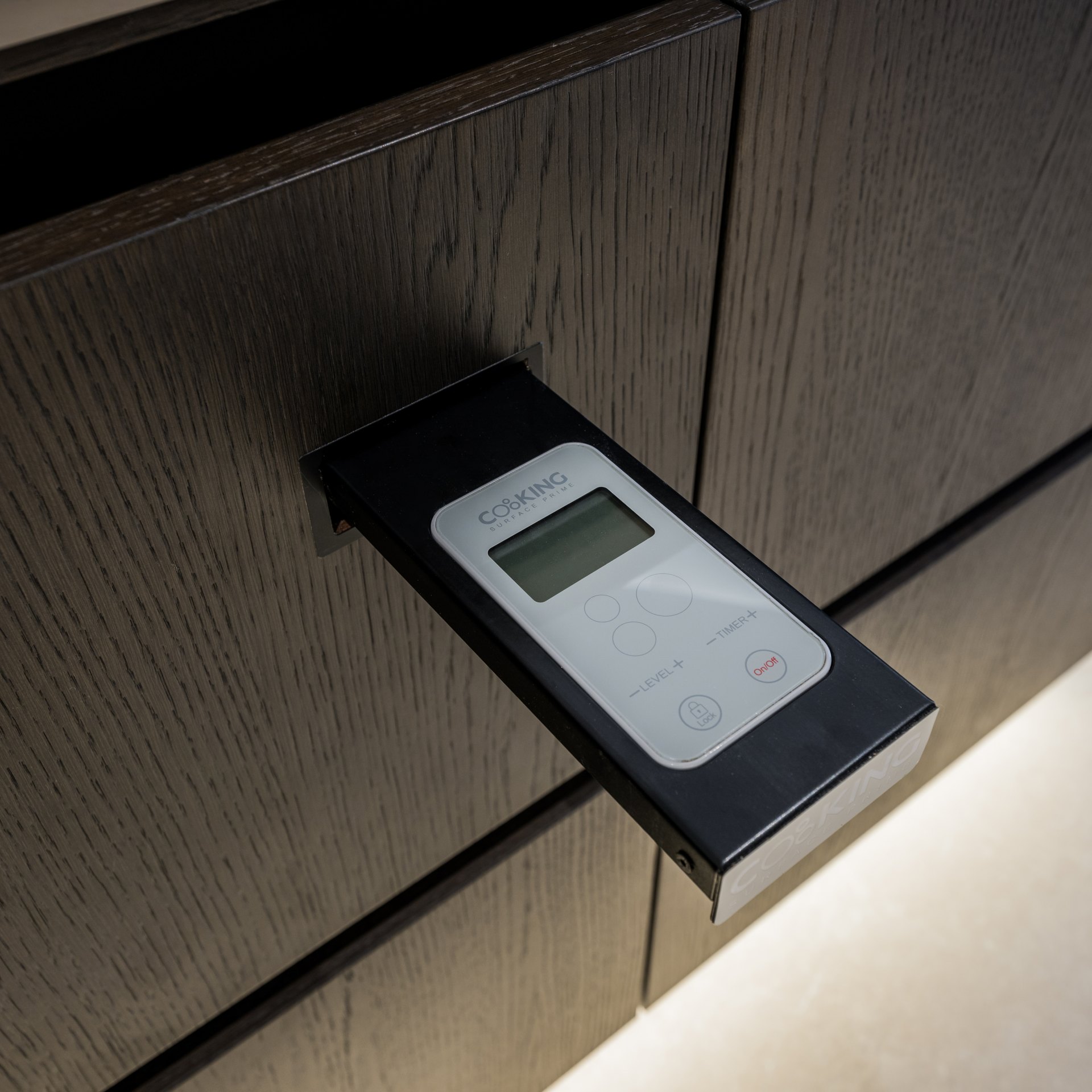 Distinguido ático dúplex en primera línea de playa en La Morera, Marbella Este y acceso directo al mar