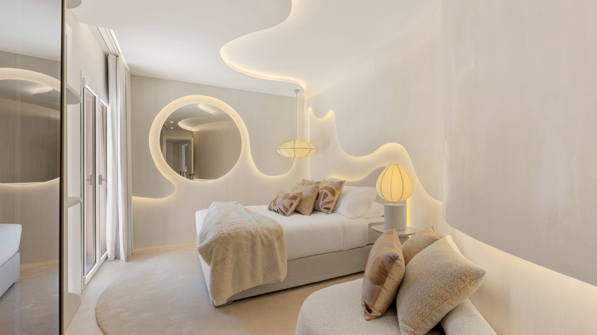 Distinguido ático dúplex en primera línea de playa en La Morera, Marbella Este y acceso directo al mar