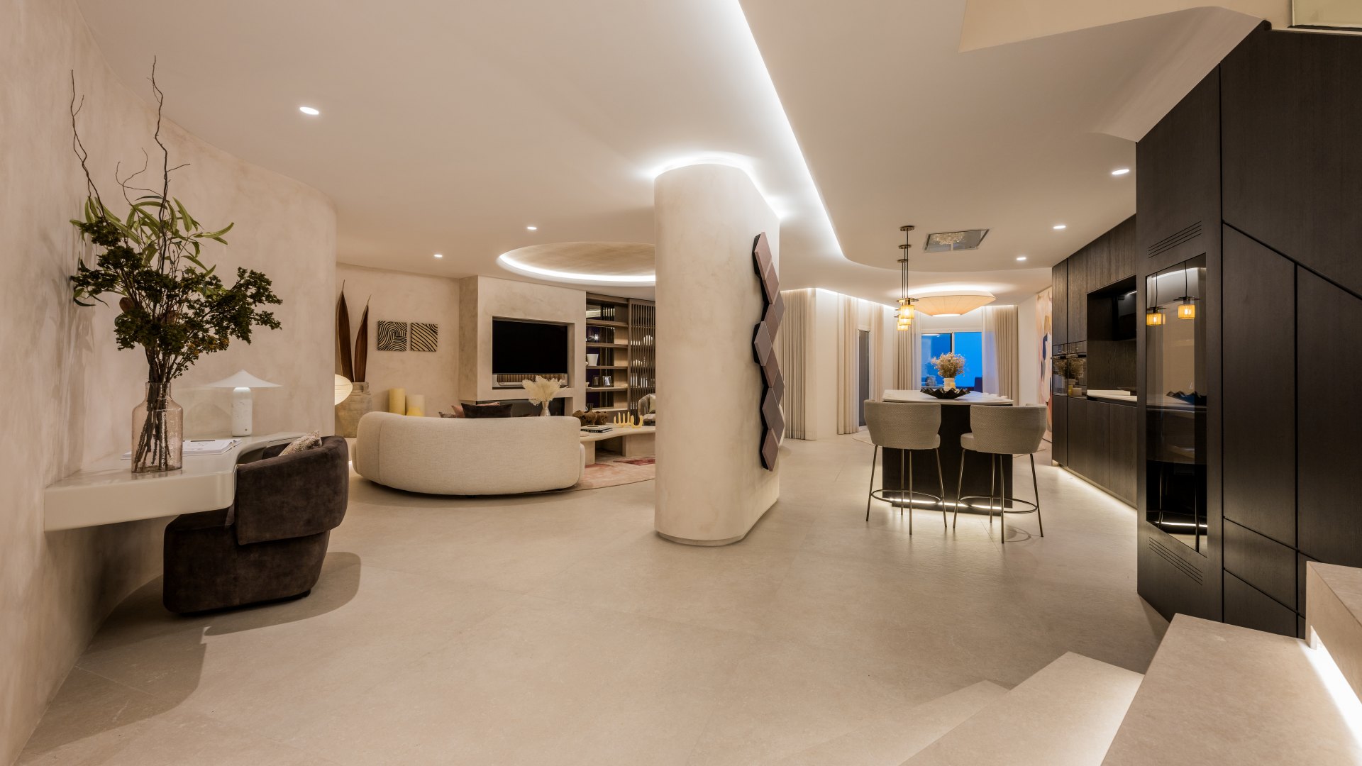 Distinguido ático dúplex en primera línea de playa en La Morera, Marbella Este y acceso directo al mar