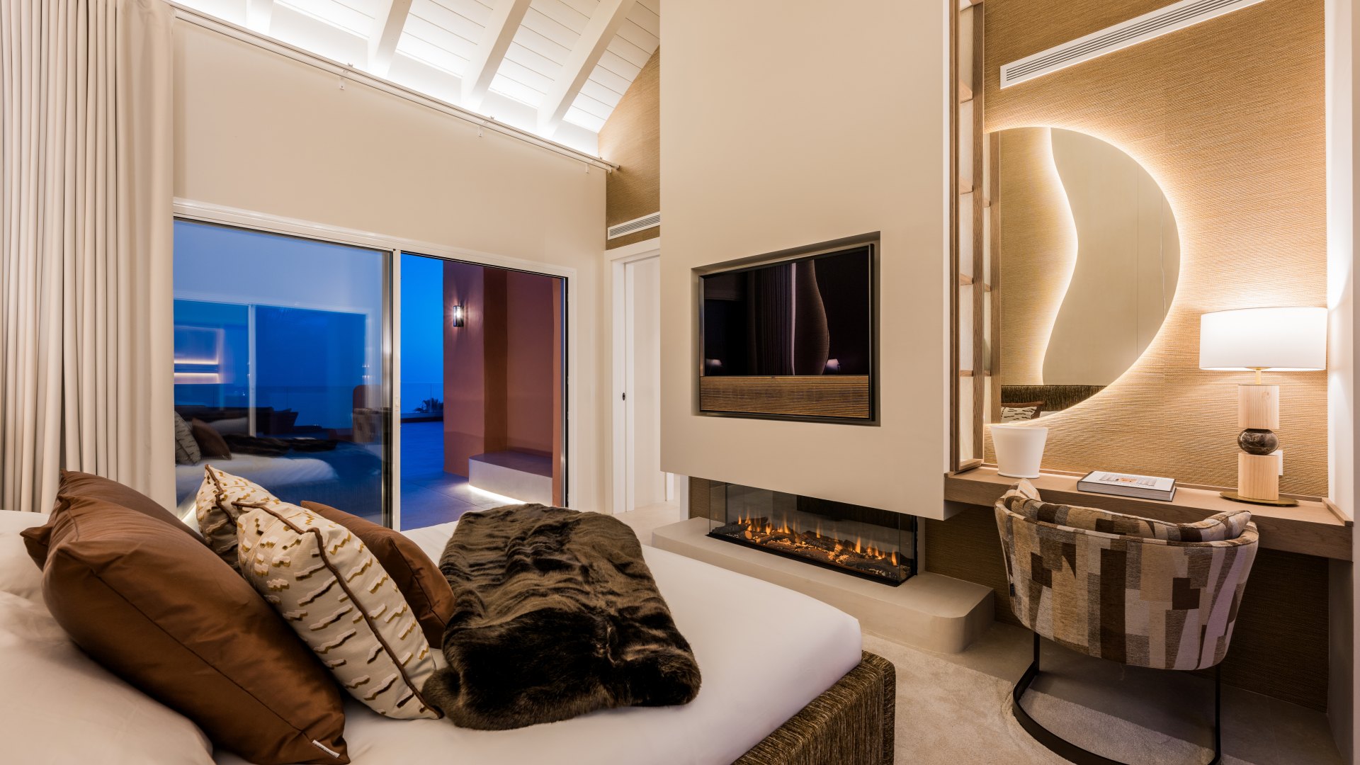 Distinguido ático dúplex en primera línea de playa en La Morera, Marbella Este y acceso directo al mar