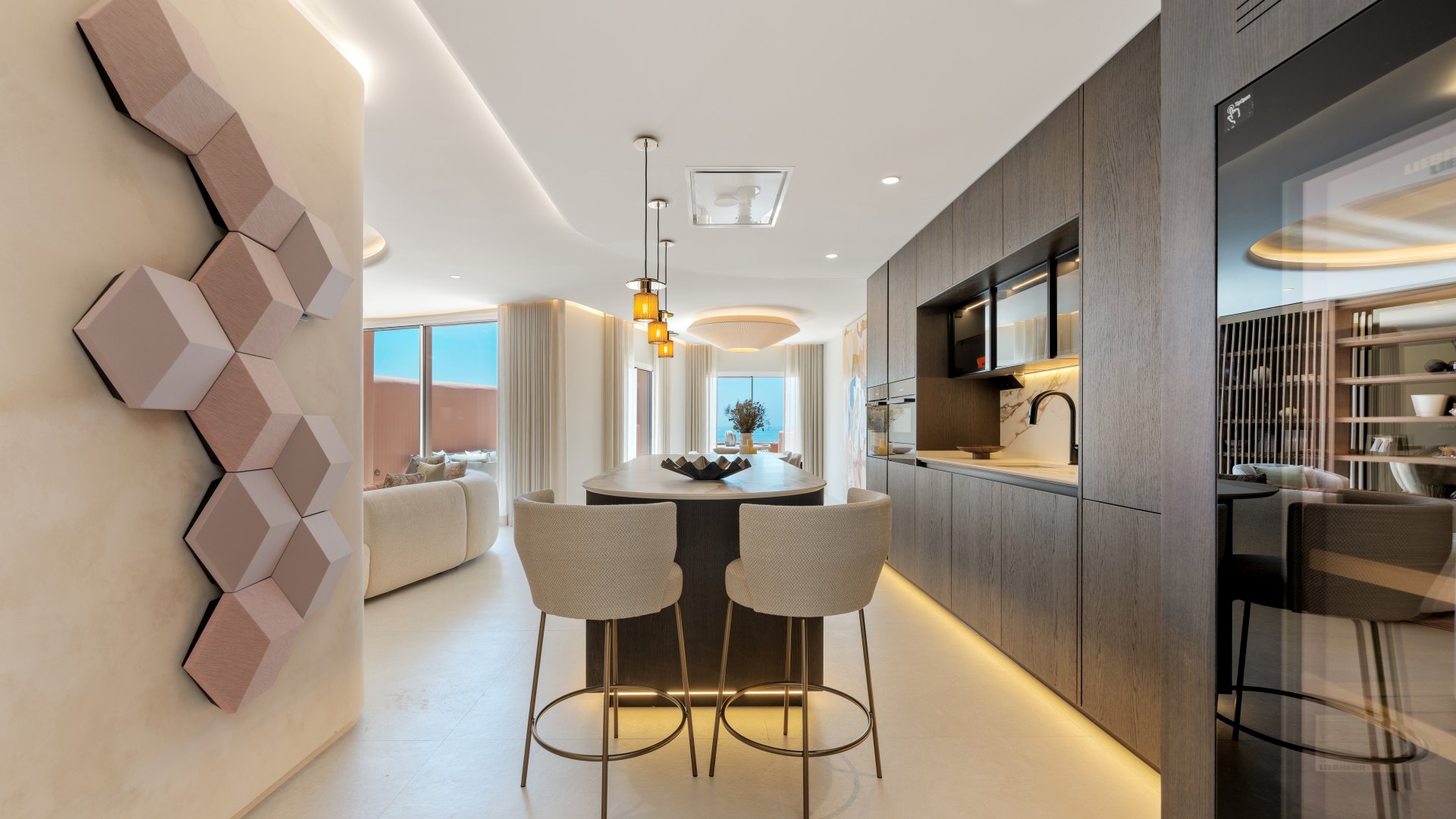 Distinguido ático dúplex en primera línea de playa en La Morera, Marbella Este y acceso directo al mar