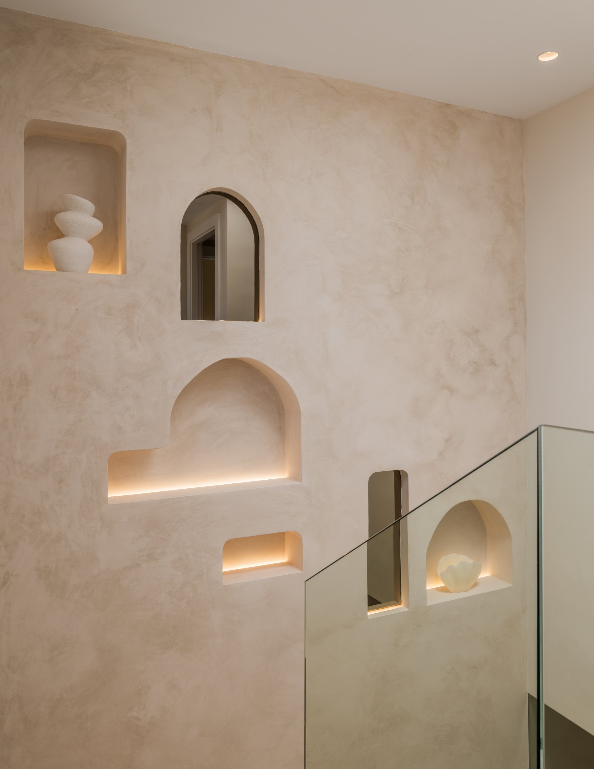 Distinguido ático dúplex en primera línea de playa en La Morera, Marbella Este y acceso directo al mar