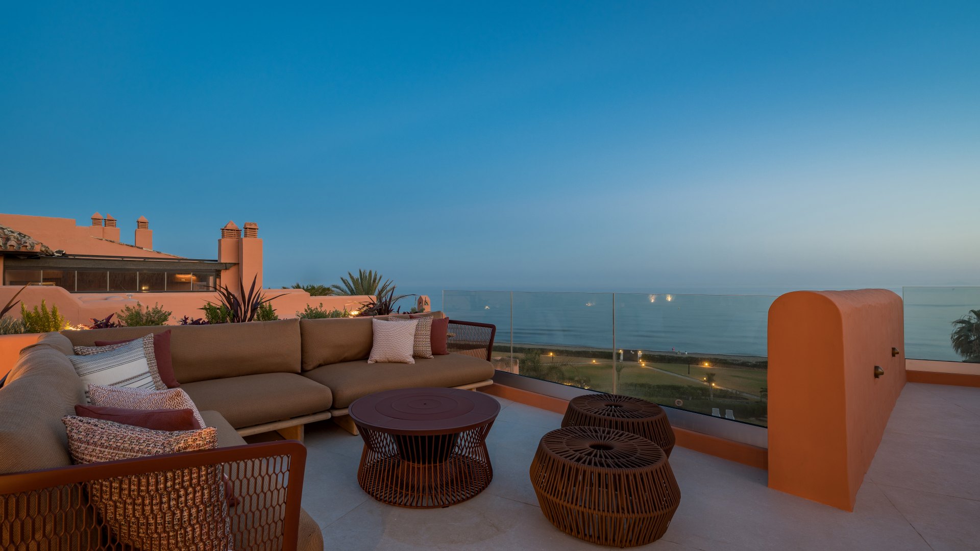 Distinguido ático dúplex en primera línea de playa en La Morera, Marbella Este y acceso directo al mar