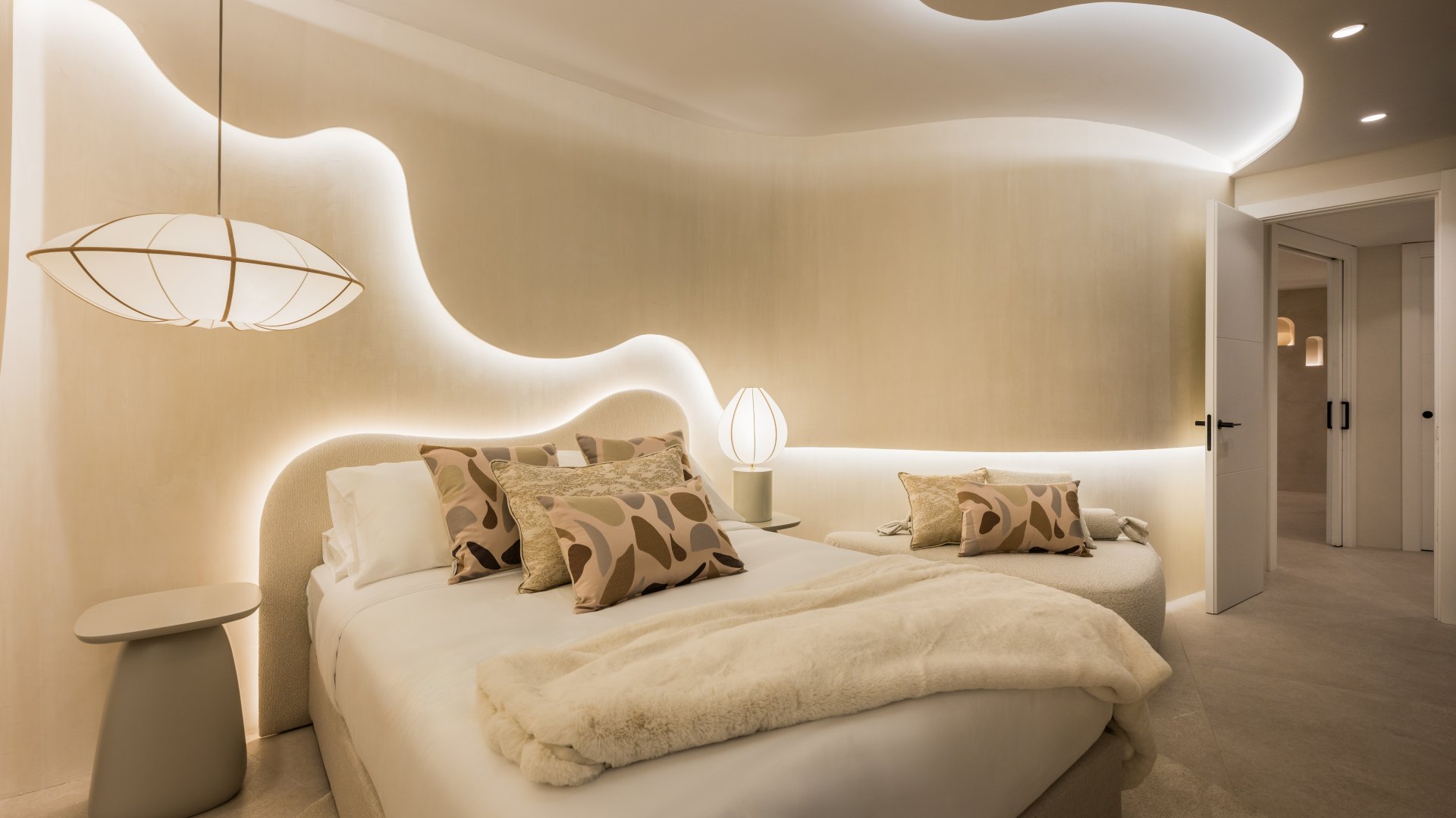 Distinguido ático dúplex en primera línea de playa en La Morera, Marbella Este y acceso directo al mar