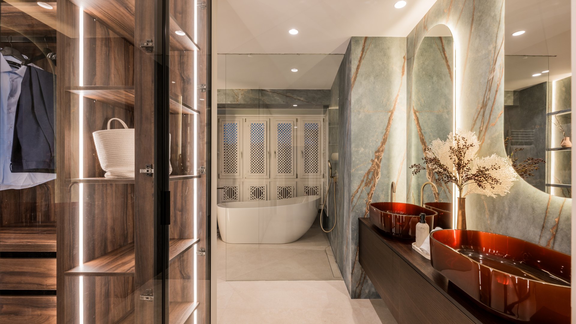 Distinguido ático dúplex en primera línea de playa en La Morera, Marbella Este y acceso directo al mar