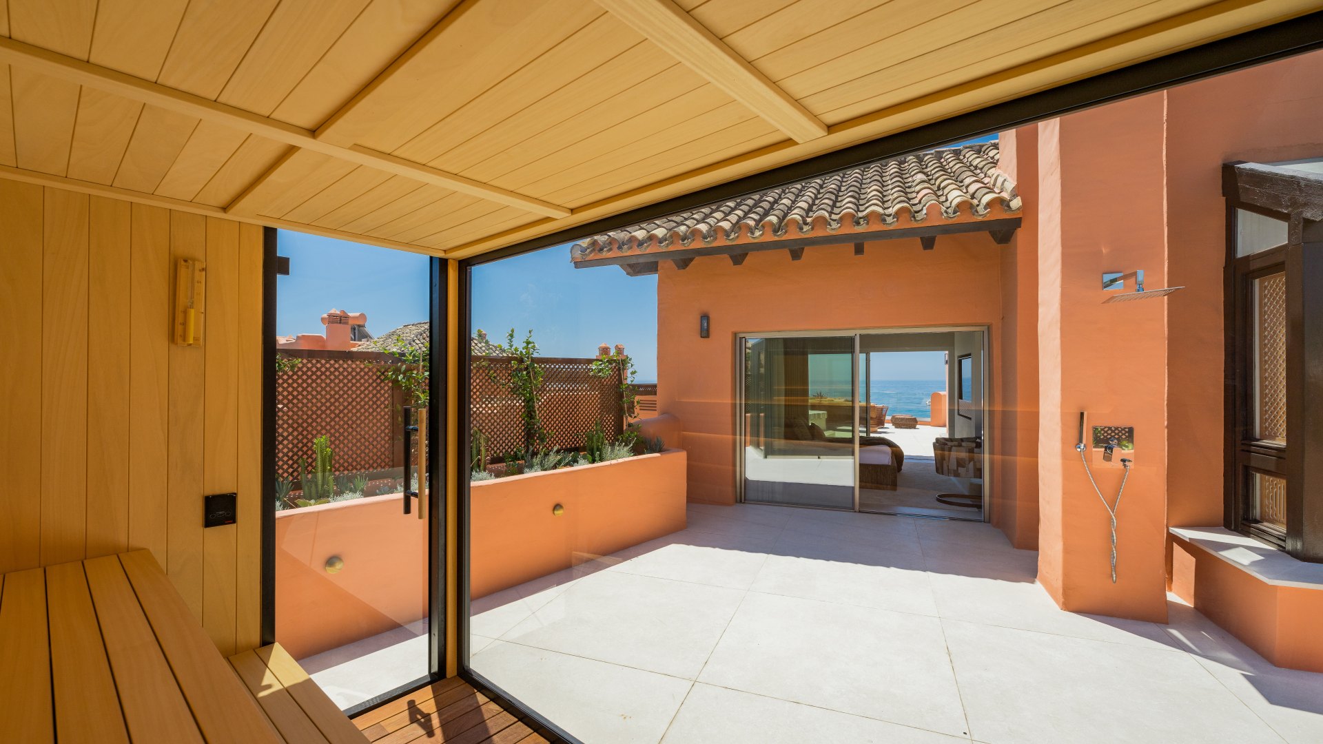 Distinguido ático dúplex en primera línea de playa en La Morera, Marbella Este y acceso directo al mar