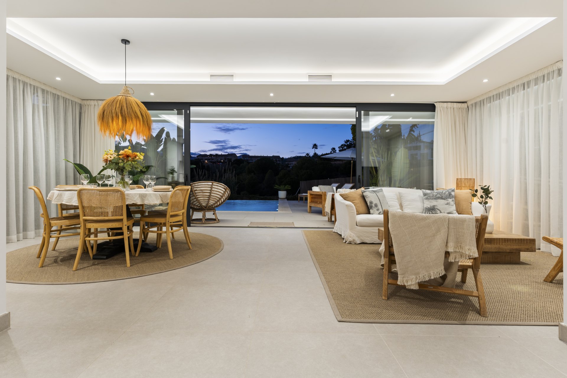 Modernista villa en Estepona Este, en La Resina con vistas a la montaña y al golf