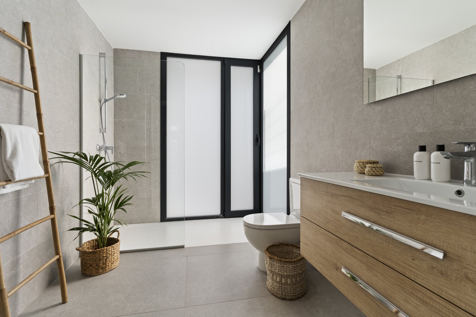 Modernista villa en Estepona Este, en La Resina con vistas a la montaña y al golf