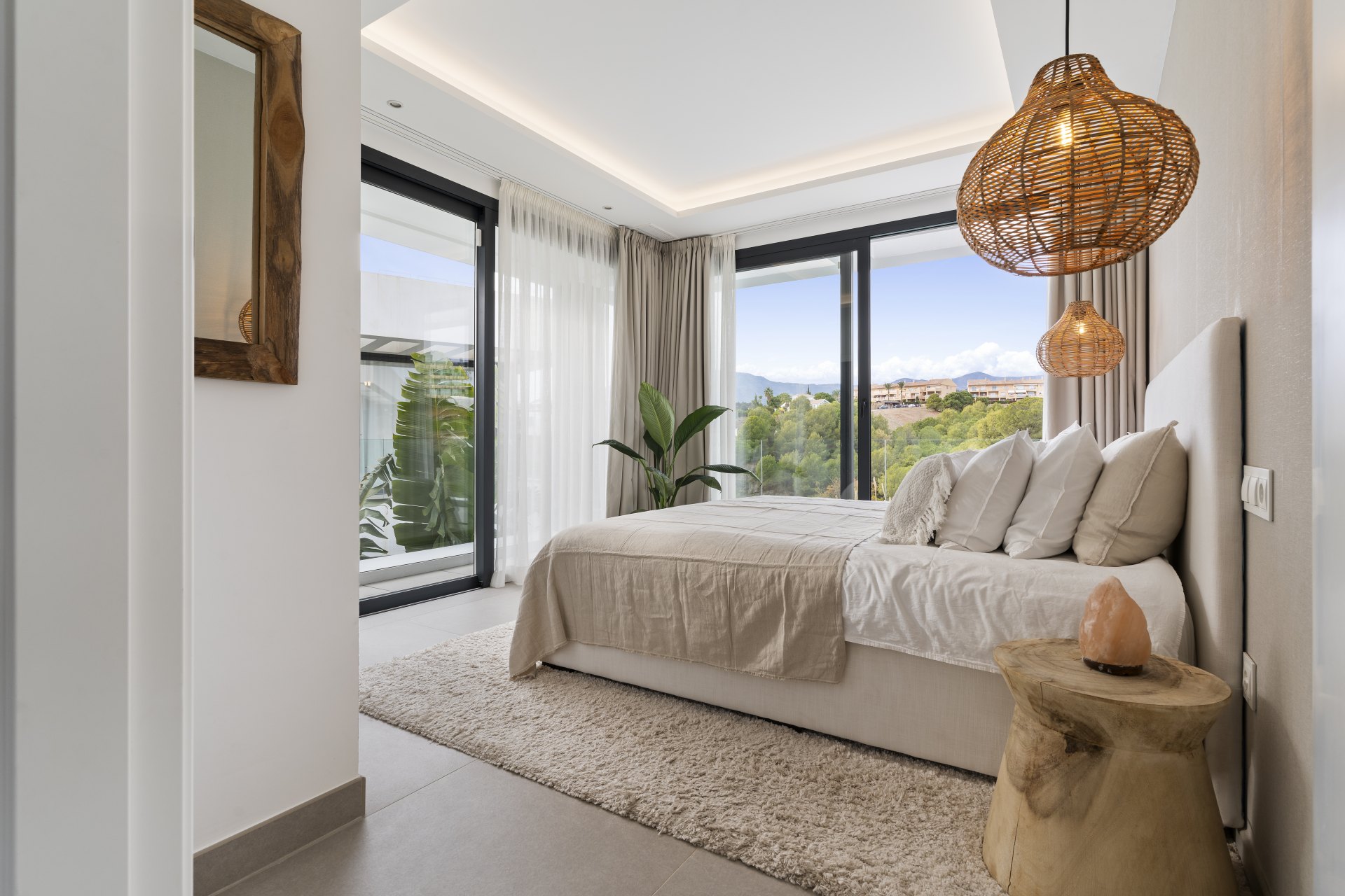 Modernista villa en Estepona Este, en La Resina con vistas a la montaña y al golf