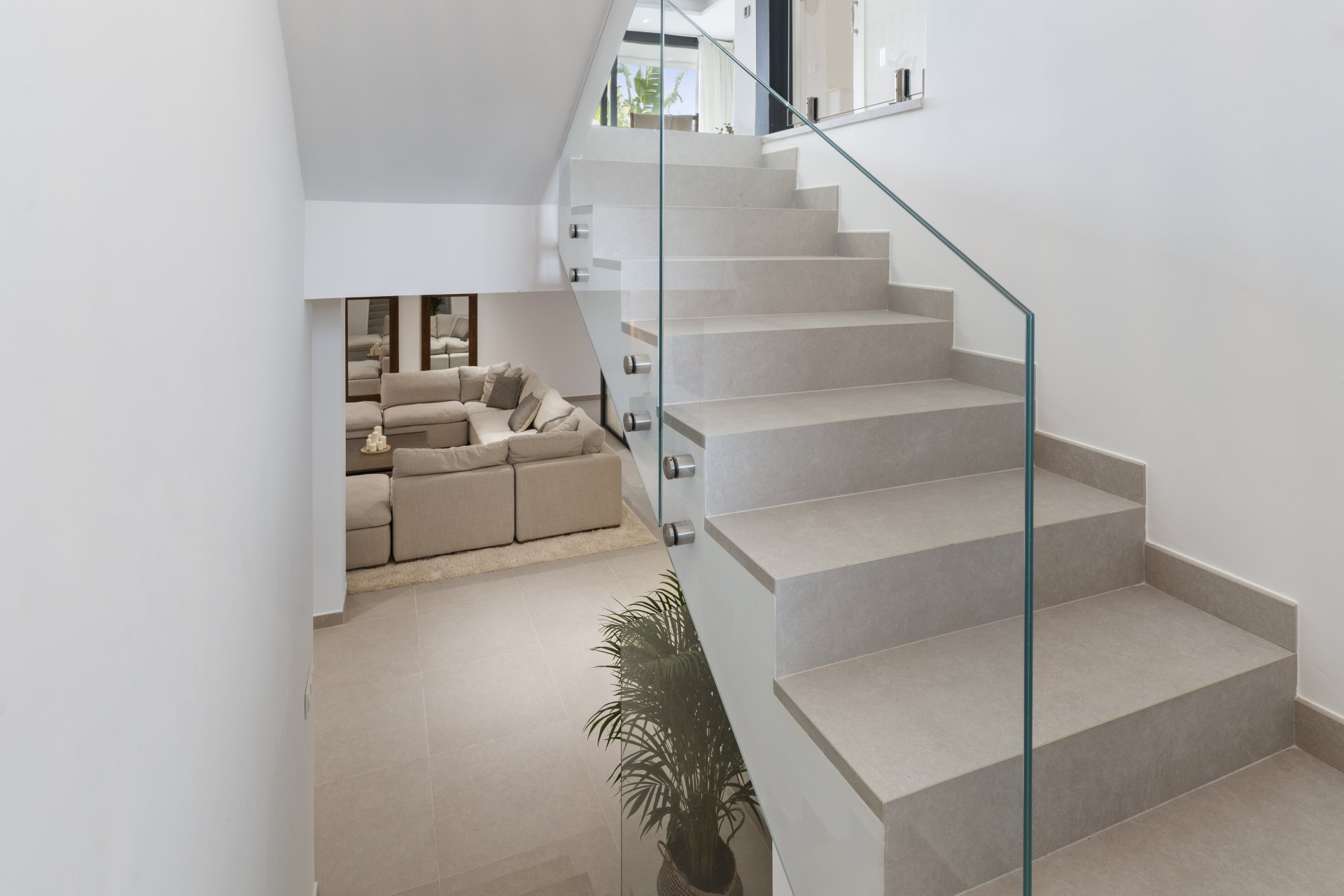 Modernista villa en Estepona Este, en La Resina con vistas a la montaña y al golf