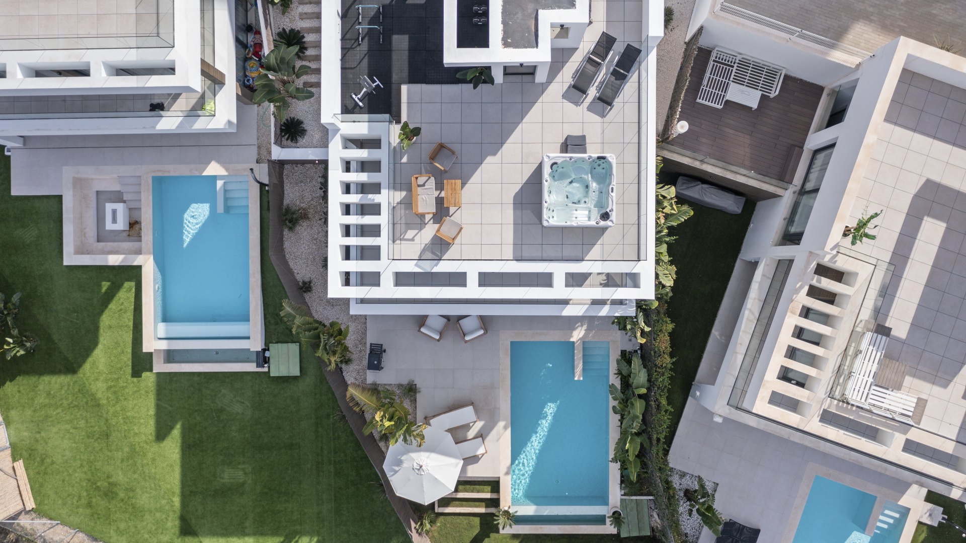 Modernista villa en Estepona Este, en La Resina con vistas a la montaña y al golf