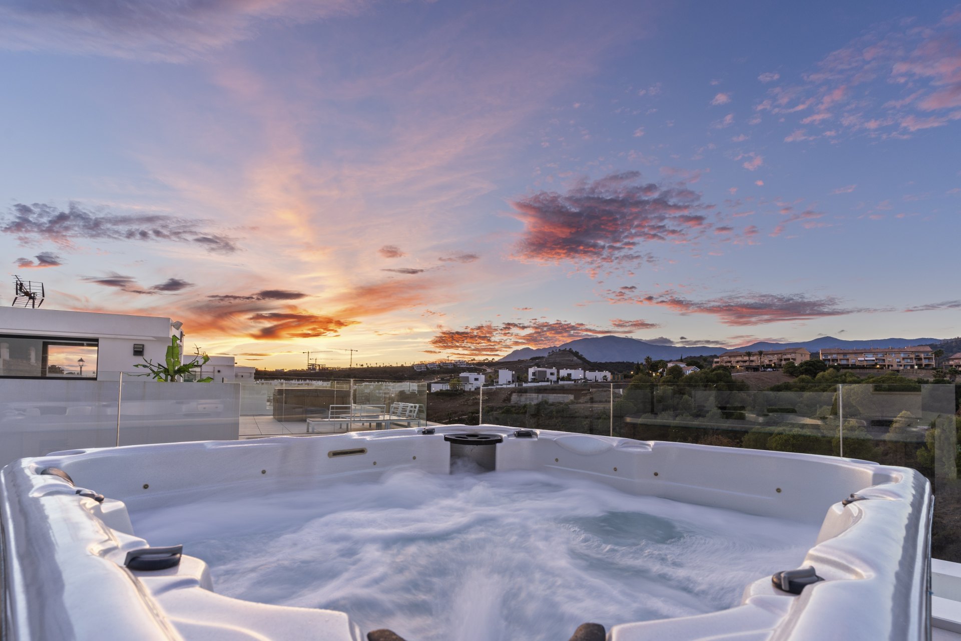 Modernista villa en Estepona Este, en La Resina con vistas a la montaña y al golf