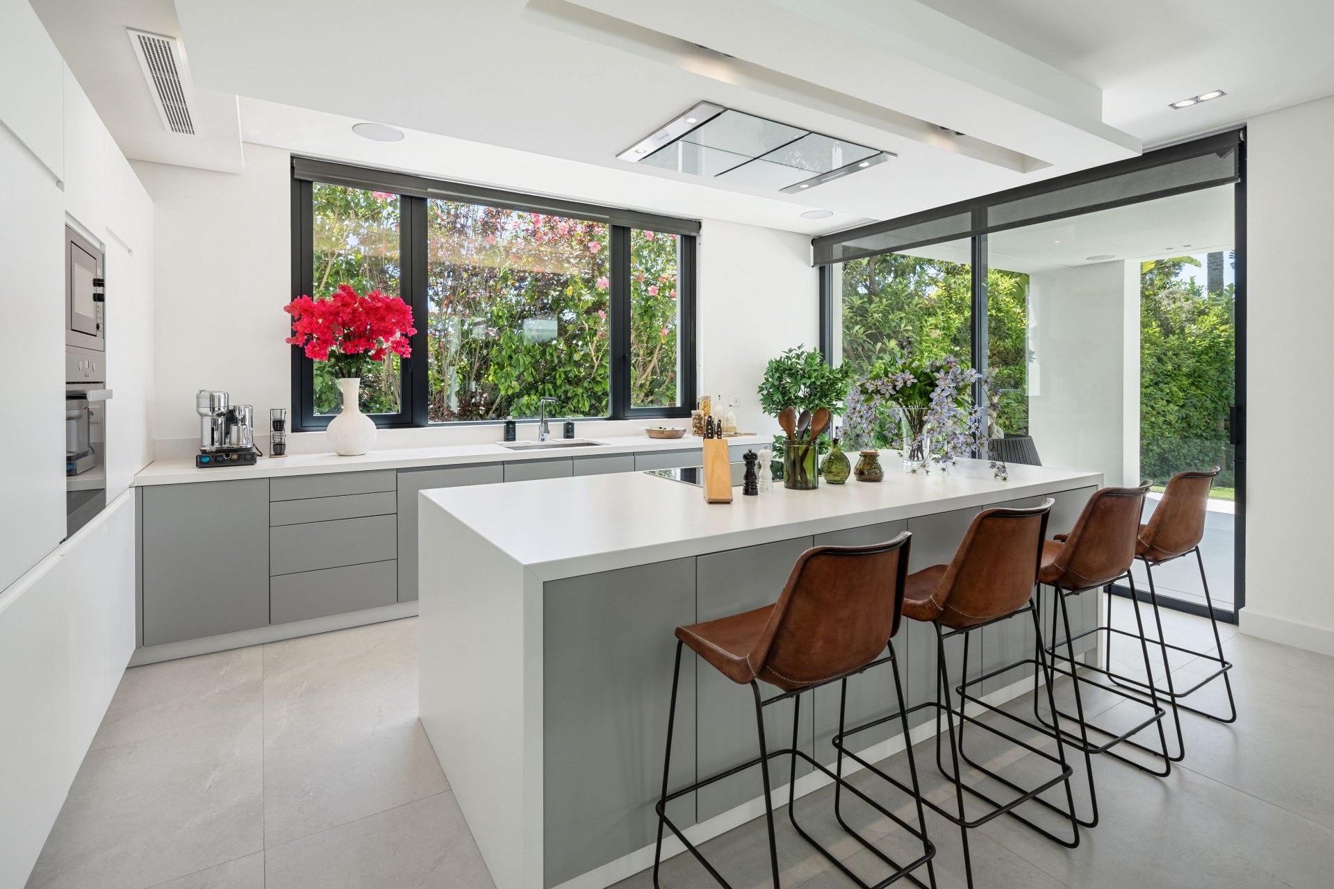 Magnificent modern villa very close to the sea with sea views in Marbella East