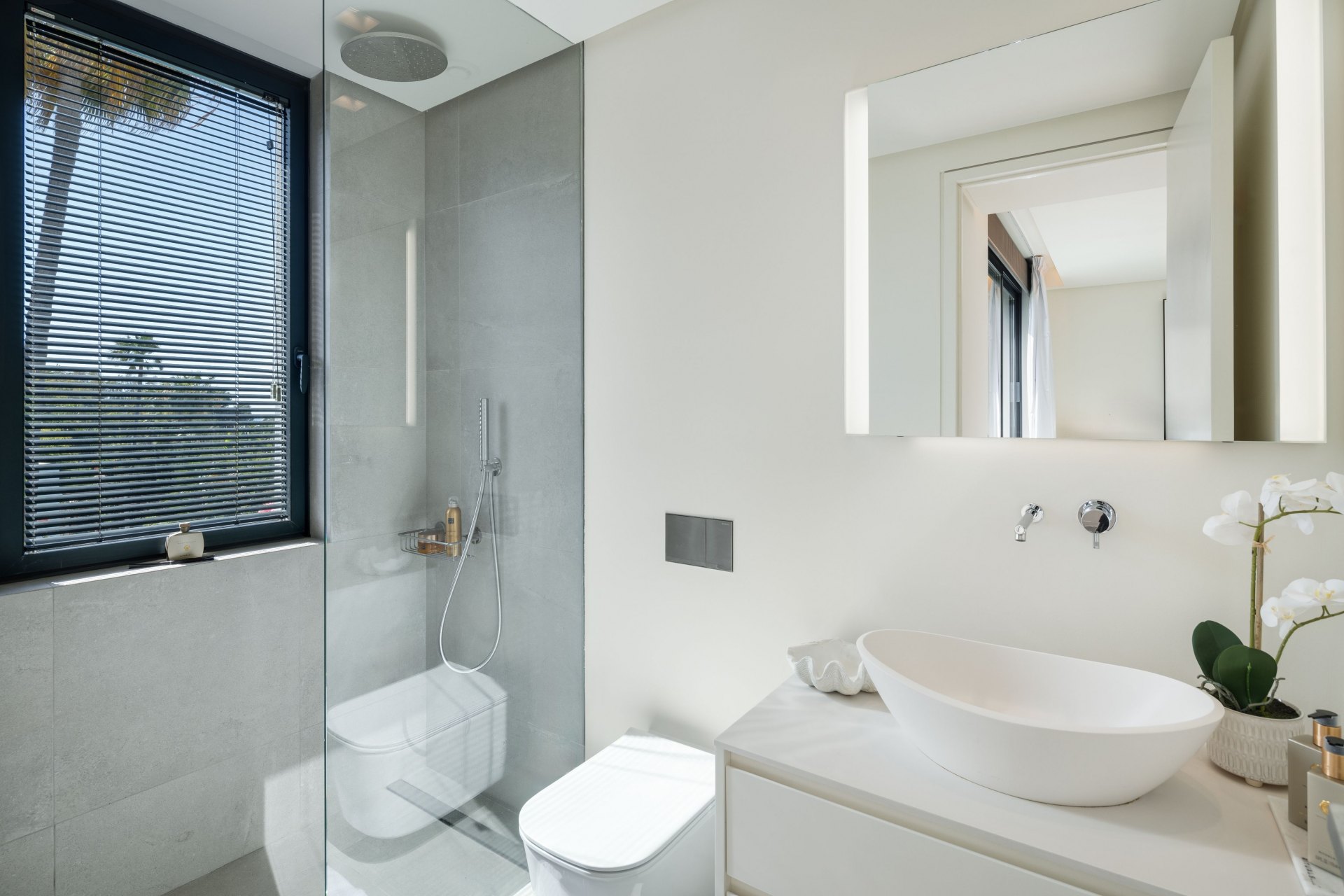 Magnificent modern villa very close to the sea with sea views in Marbella East