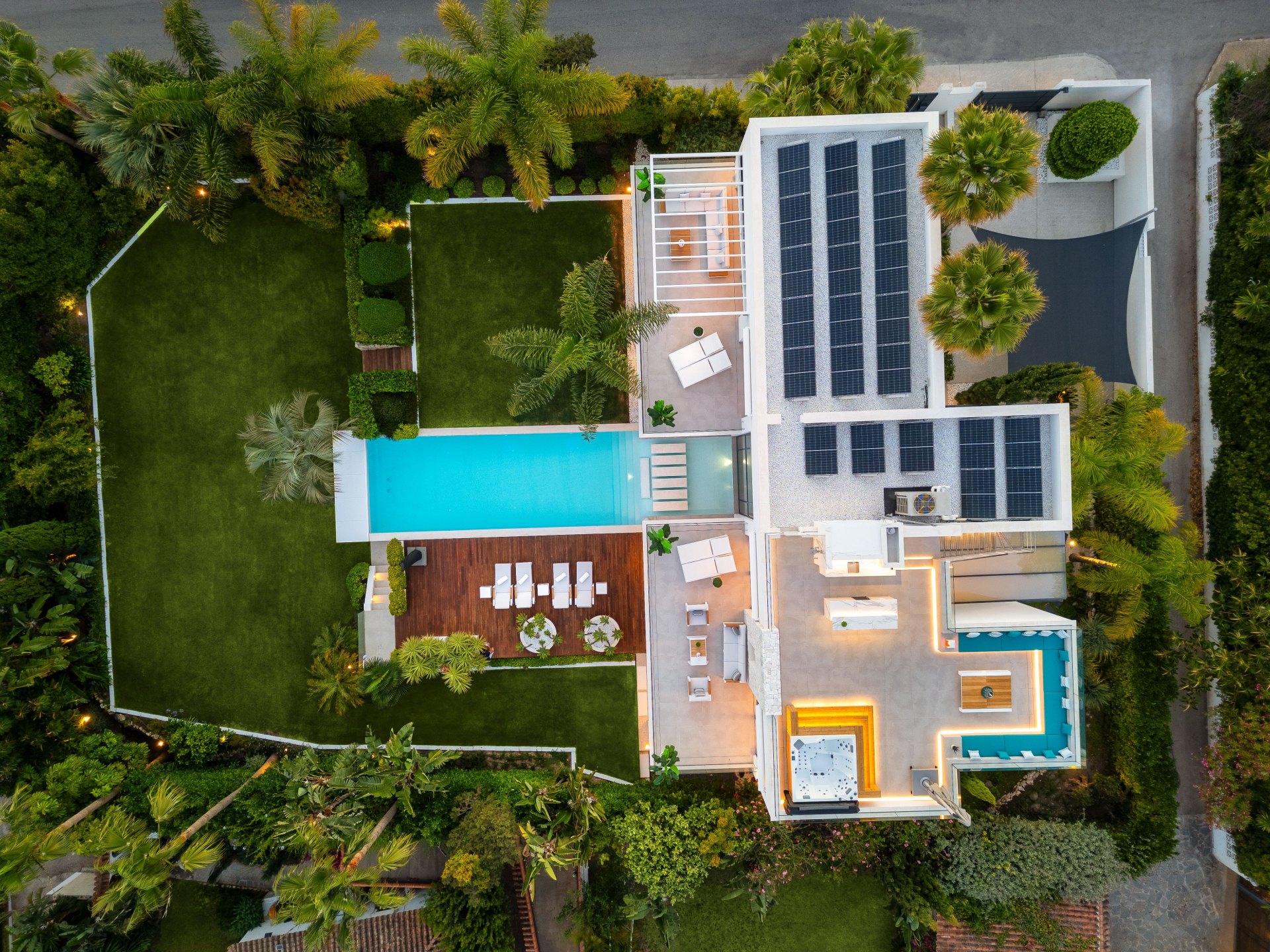 Magnificent modern villa very close to the sea with sea views in Marbella East