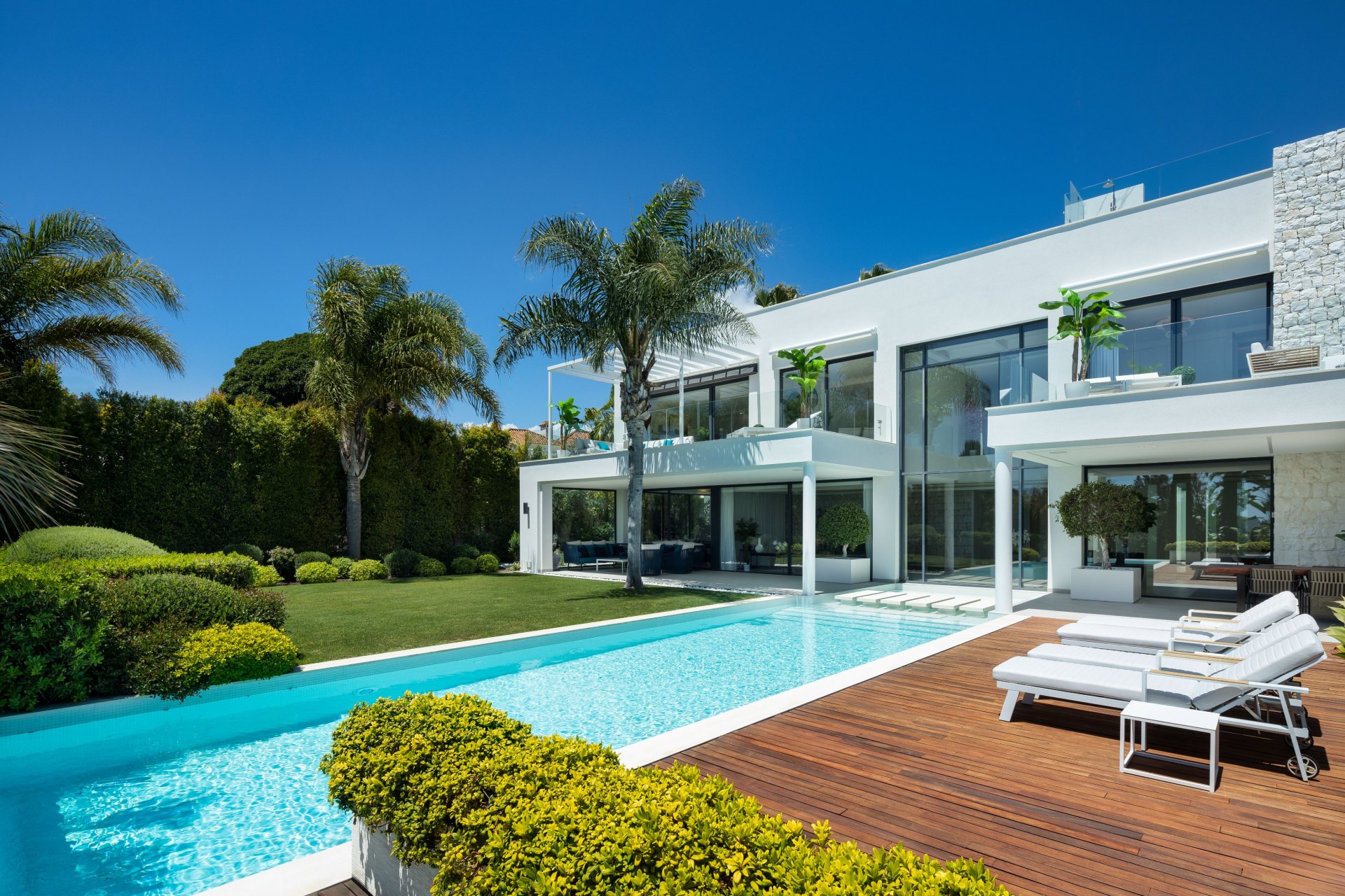 Magnificent modern villa very close to the sea with sea views in Marbella East
