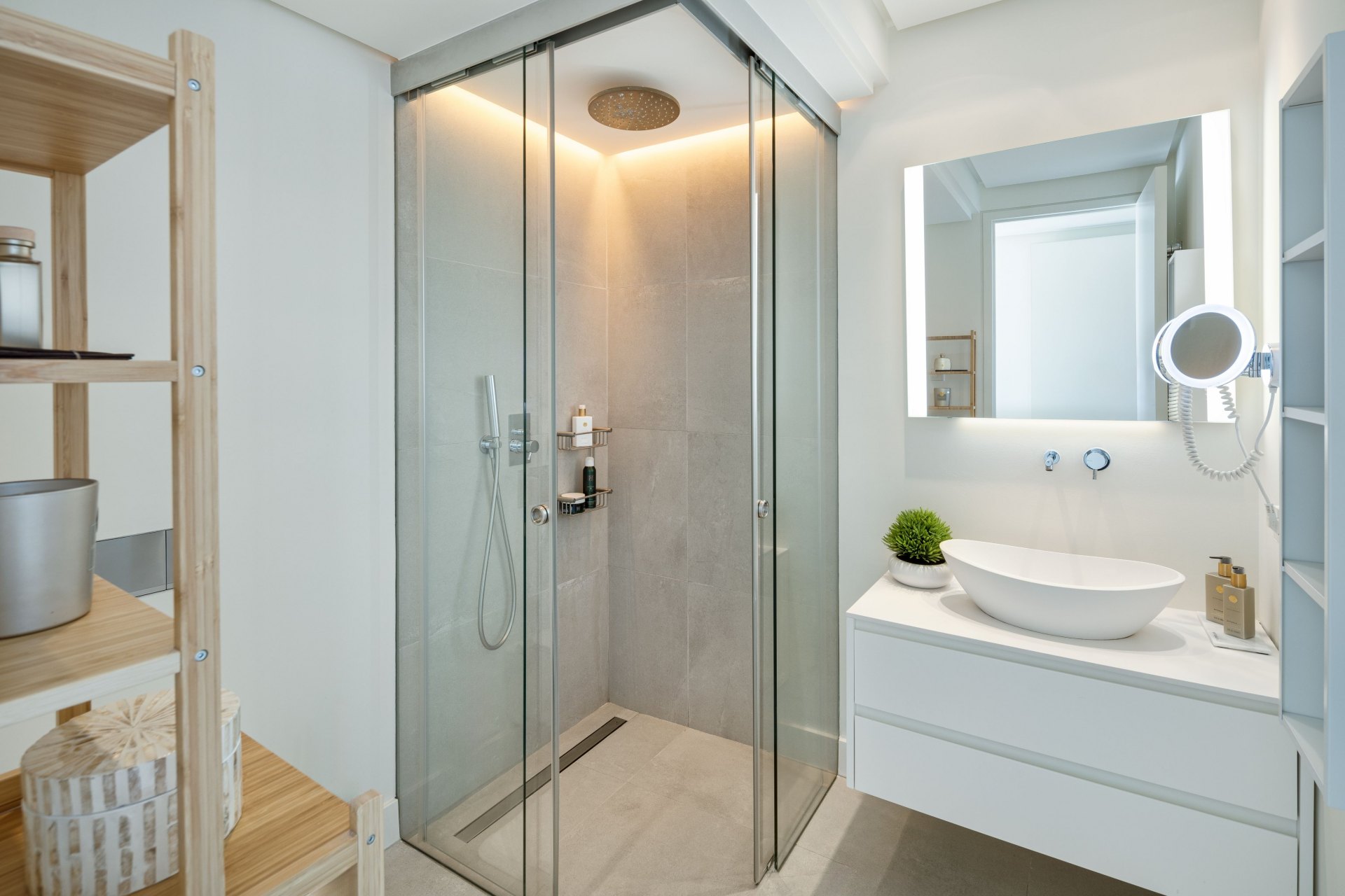 Magnificent modern villa very close to the sea with sea views in Marbella East