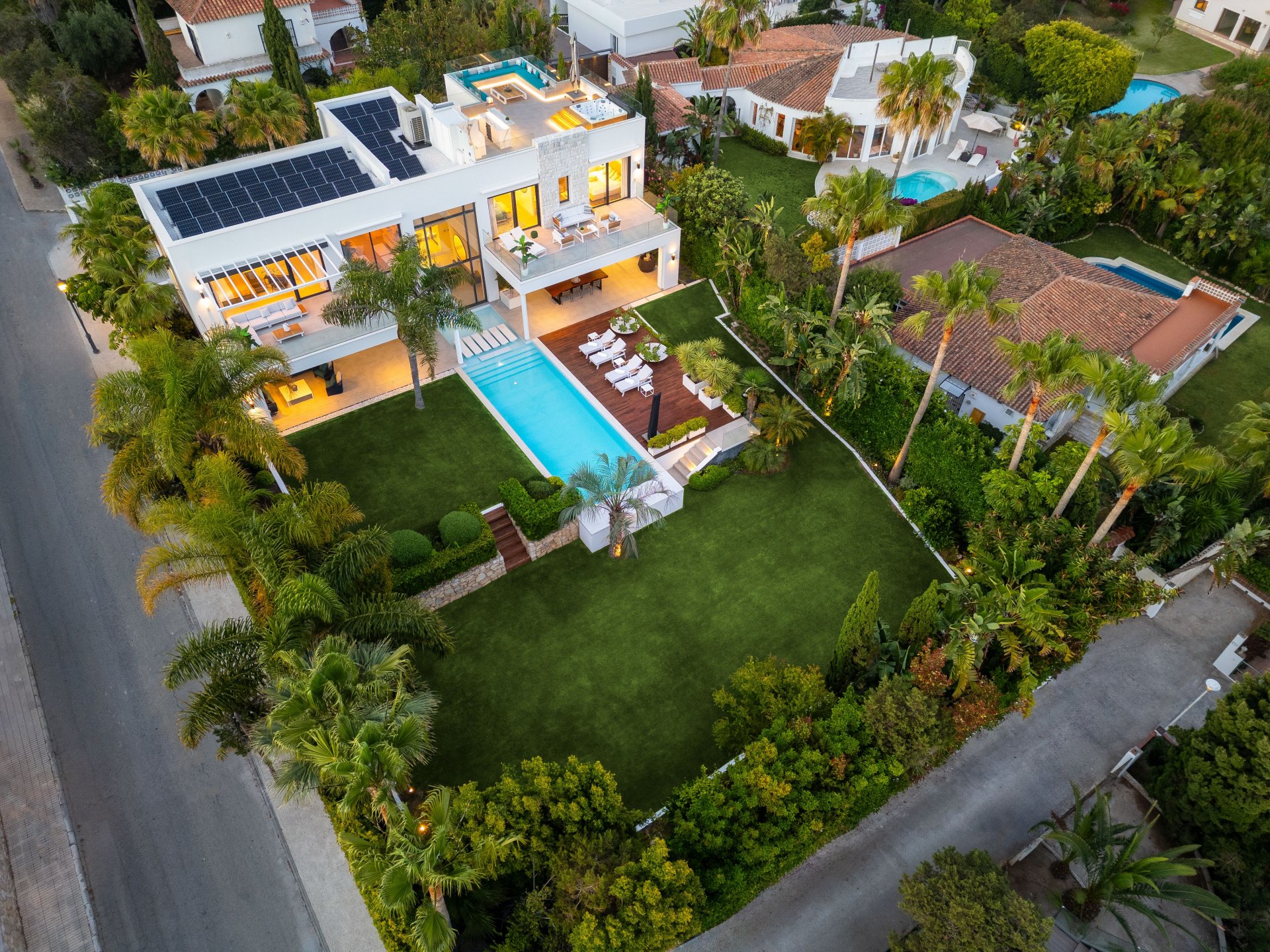 Magnificent modern villa very close to the sea with sea views in Marbella East