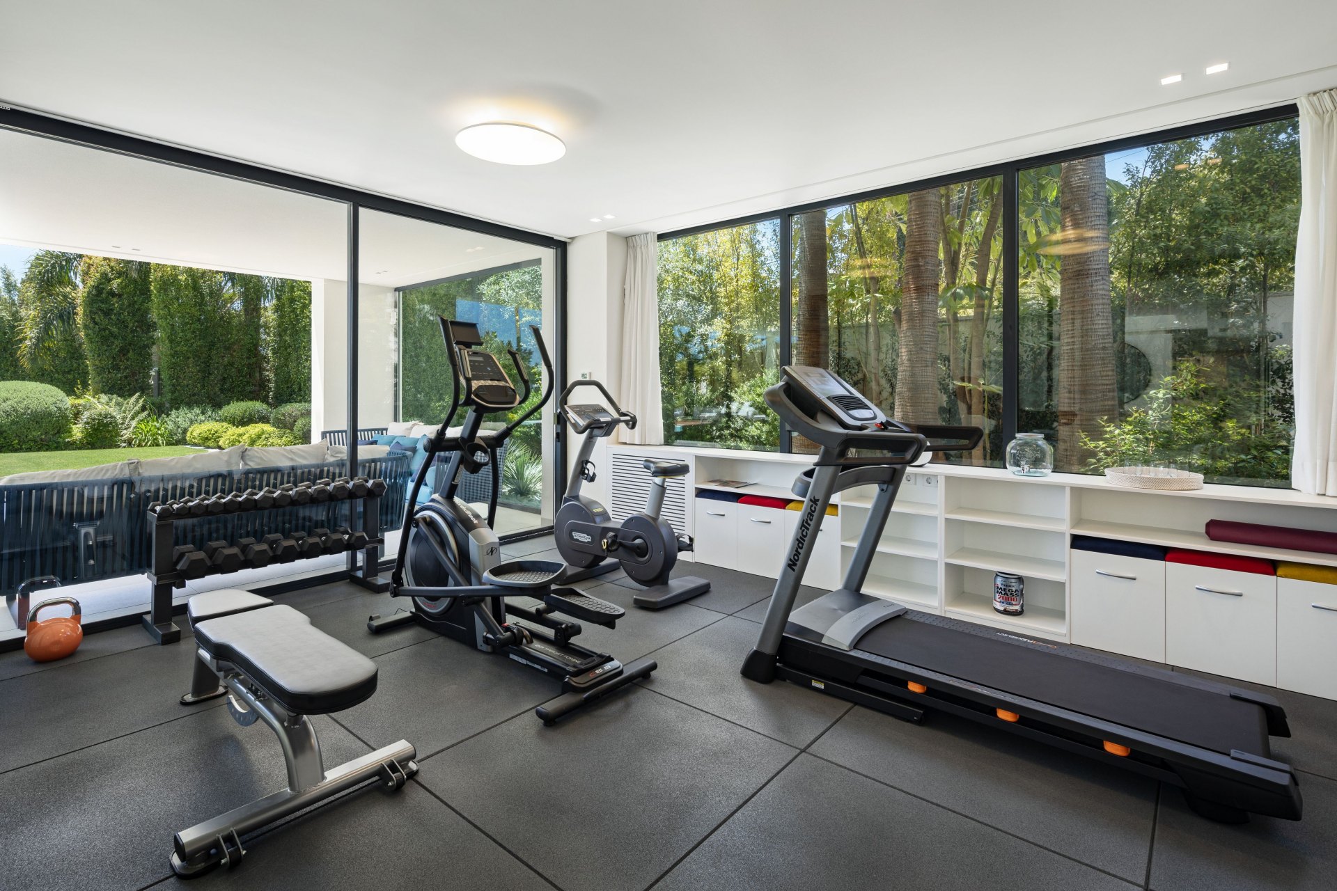 Magnificent modern villa very close to the sea with sea views in Marbella East