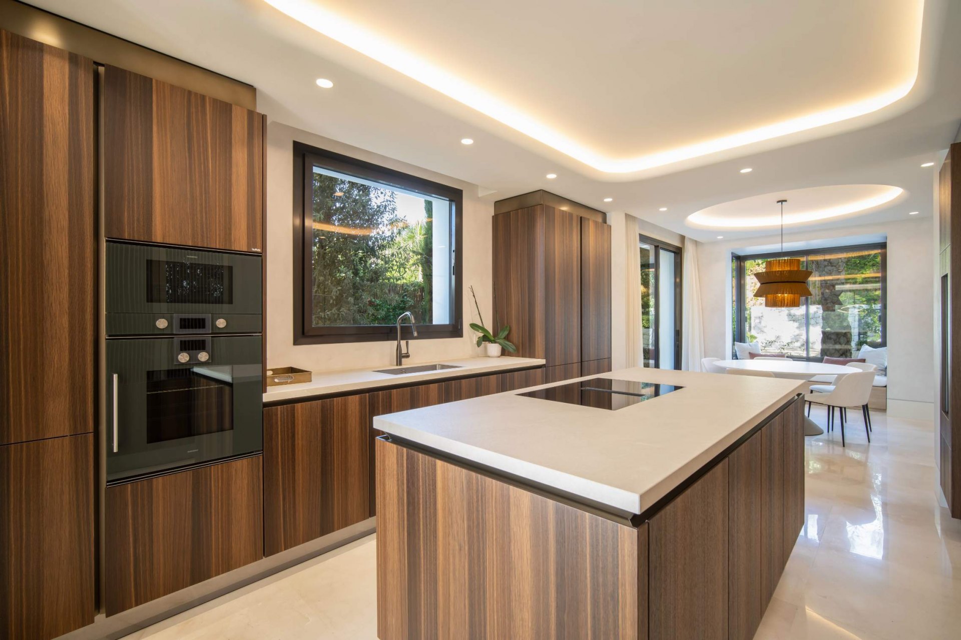 Magnífica exclusiva gran villa de nueva construcción en la Milla de Oro con preciosas vistas al mar