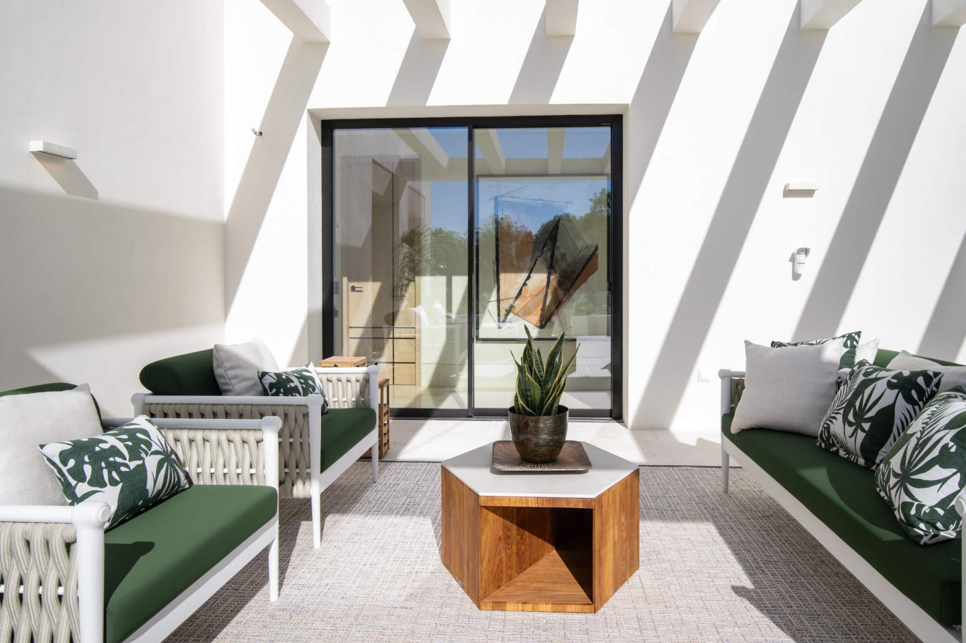 Magnífica exclusiva gran villa de nueva construcción en la Milla de Oro con preciosas vistas al mar