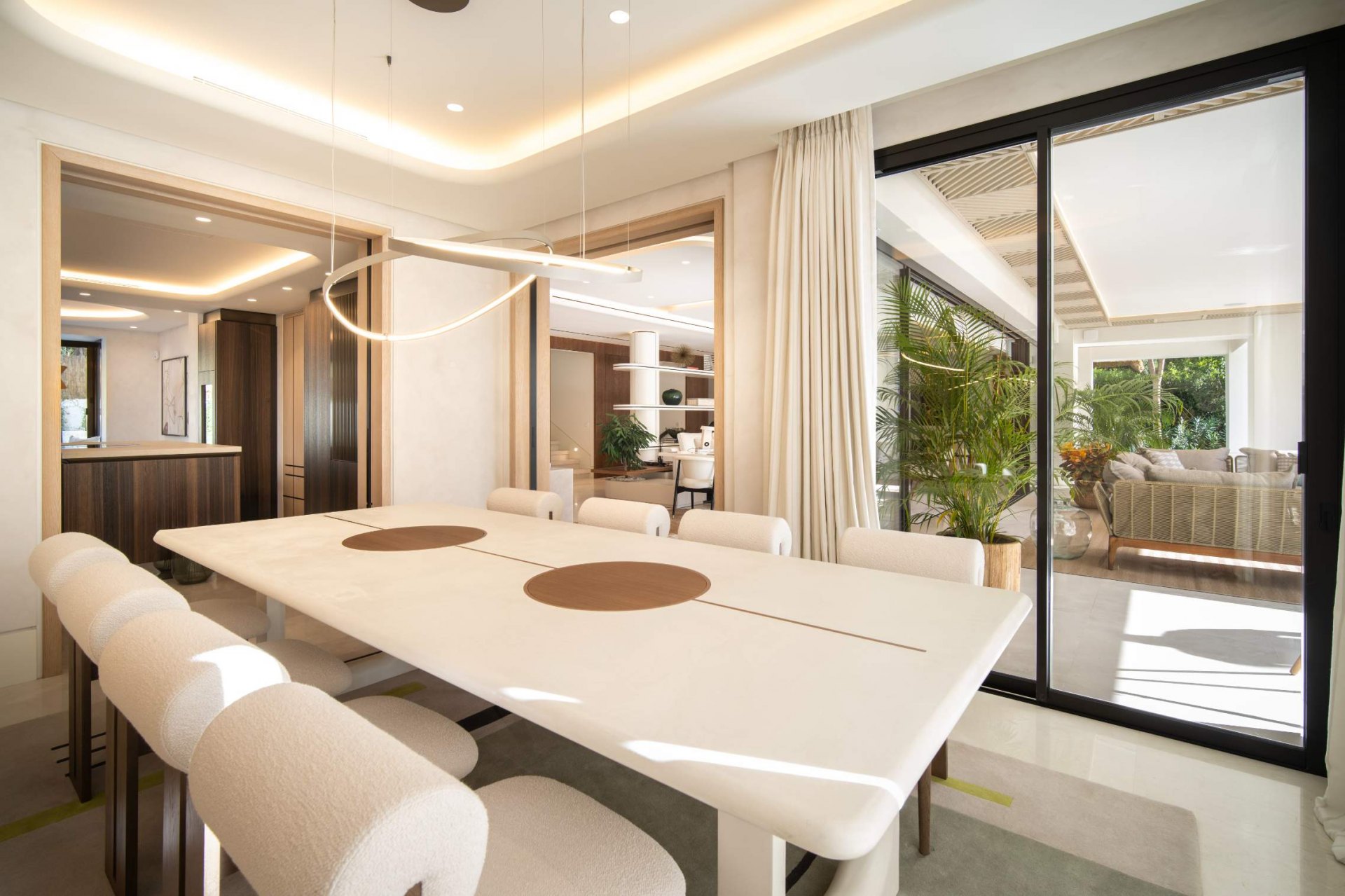 Magnífica exclusiva gran villa de nueva construcción en la Milla de Oro con preciosas vistas al mar