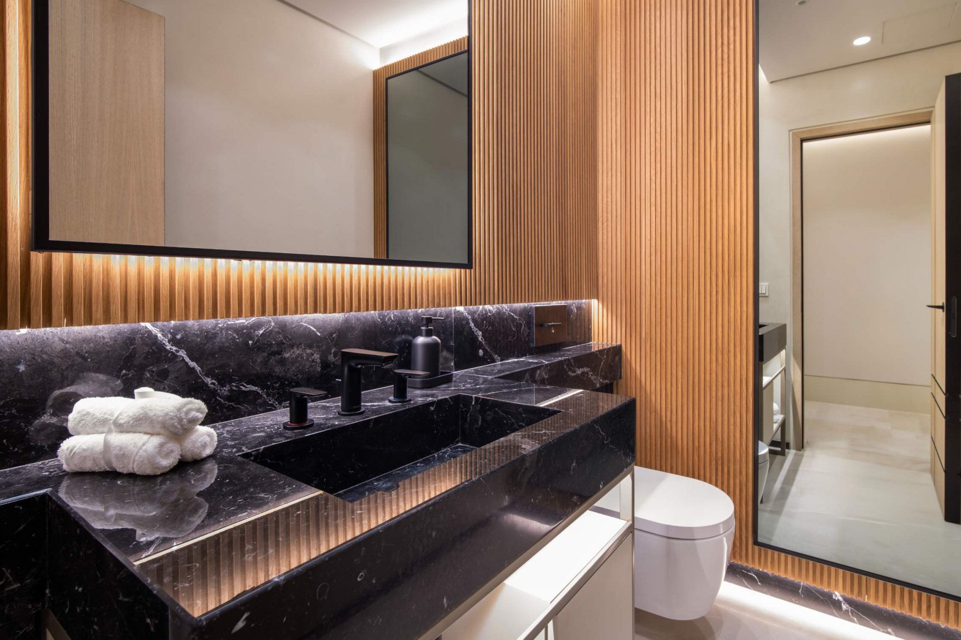 Magnífica exclusiva gran villa de nueva construcción en la Milla de Oro con preciosas vistas al mar