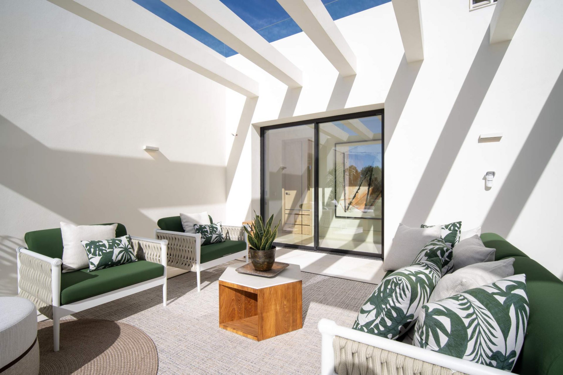 Magnífica exclusiva gran villa de nueva construcción en la Milla de Oro con preciosas vistas al mar