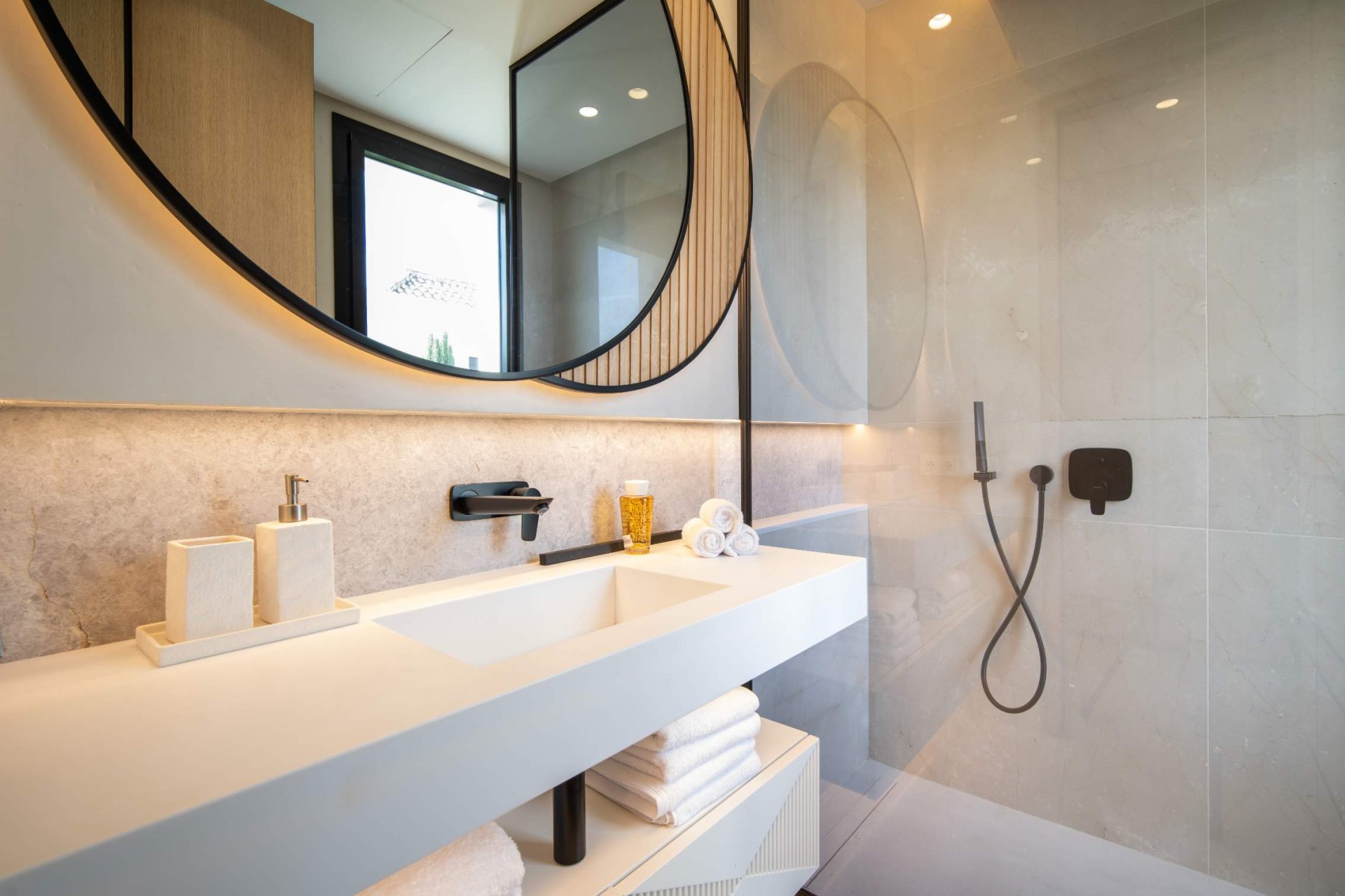 Magnífica exclusiva gran villa de nueva construcción en la Milla de Oro con preciosas vistas al mar